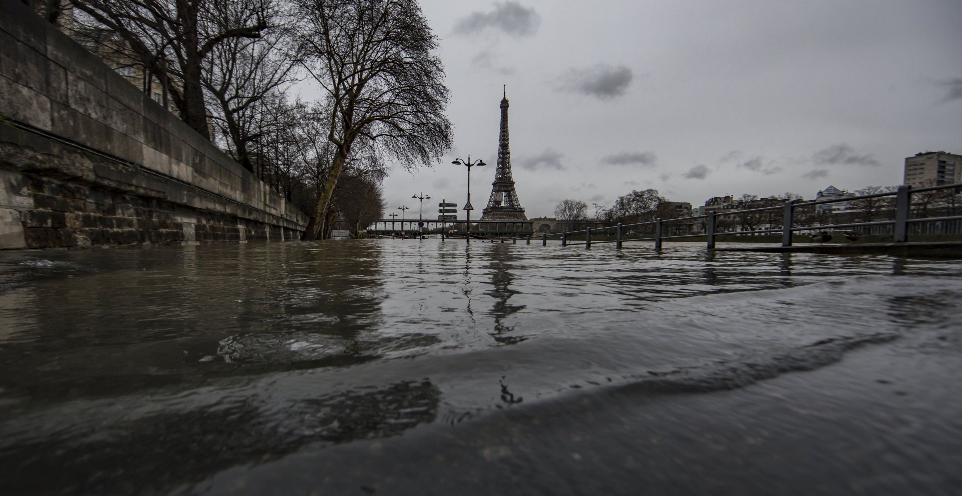 epa06473978 Floodwaters overflow the banks of Seine river, in Paris, France, 25 January 2018. The Seine river water level increased after the Storm Eleanor hit the country last week and is expecte to continue rising over the weekend.  EPA/IAN LANGSDON