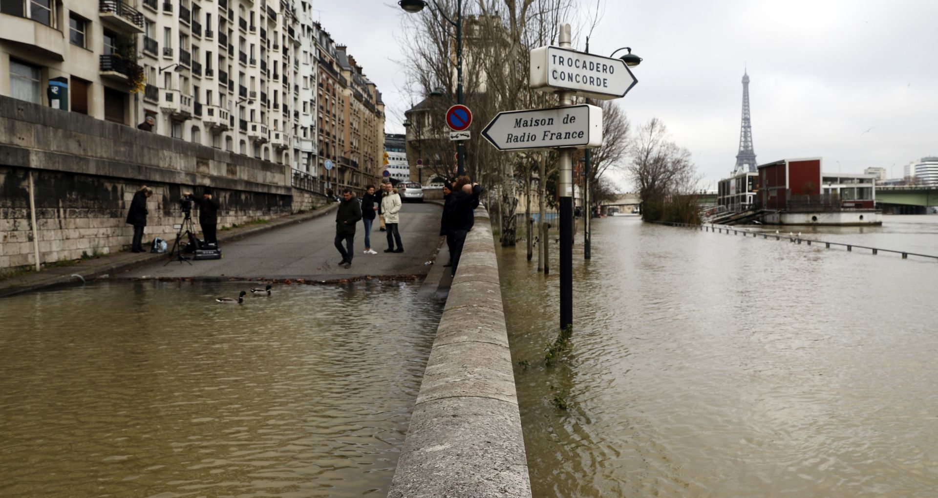 epa06478737 Floodwaters overflow the banks of the Seine river near the Parisian Liberty Statue in Paris, France, 27 January 2018. The Seine river water level increased after the Storm Eleanor hit the country last week and is expected to continue rising over the weekend.  EPA/ETIENNE LAURENT