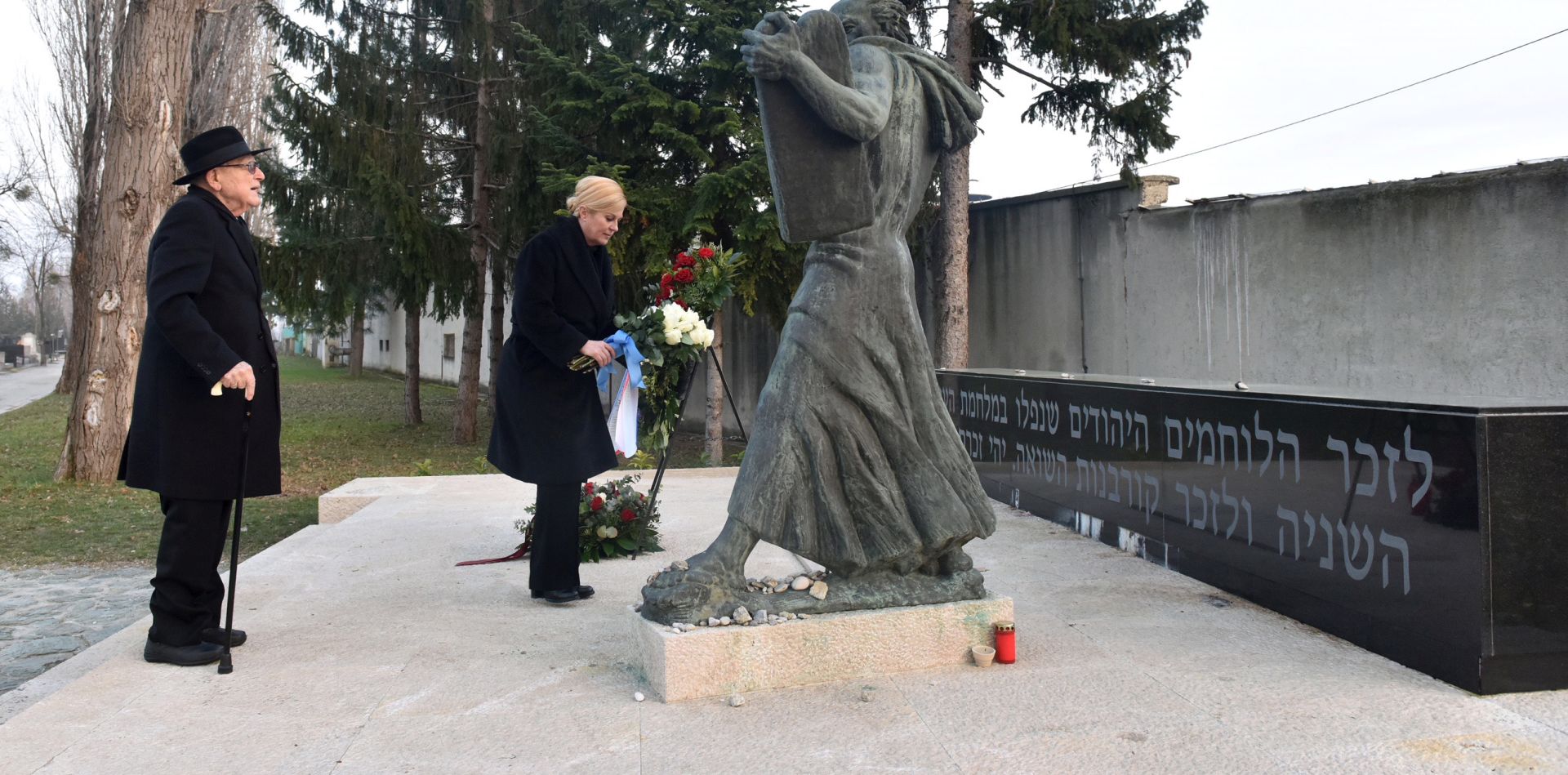 Zagreb, 27.1.2018 - Predsjednica Republike Kolinda Grabar-Kitaroviæ, zajedno sa svojim posebnim savjetnikom za pitanja holokausta Brankom Lustigom, poloila je u subotu cvijeæe pod skulpturom Mojsija na idovskom groblju na Mirogoju u povodu Meðunarodnog dana sjeæanja na rtve holokausta.
foto HINA/ Ured predsjednice/ Tomislav Buljeta/ ua
