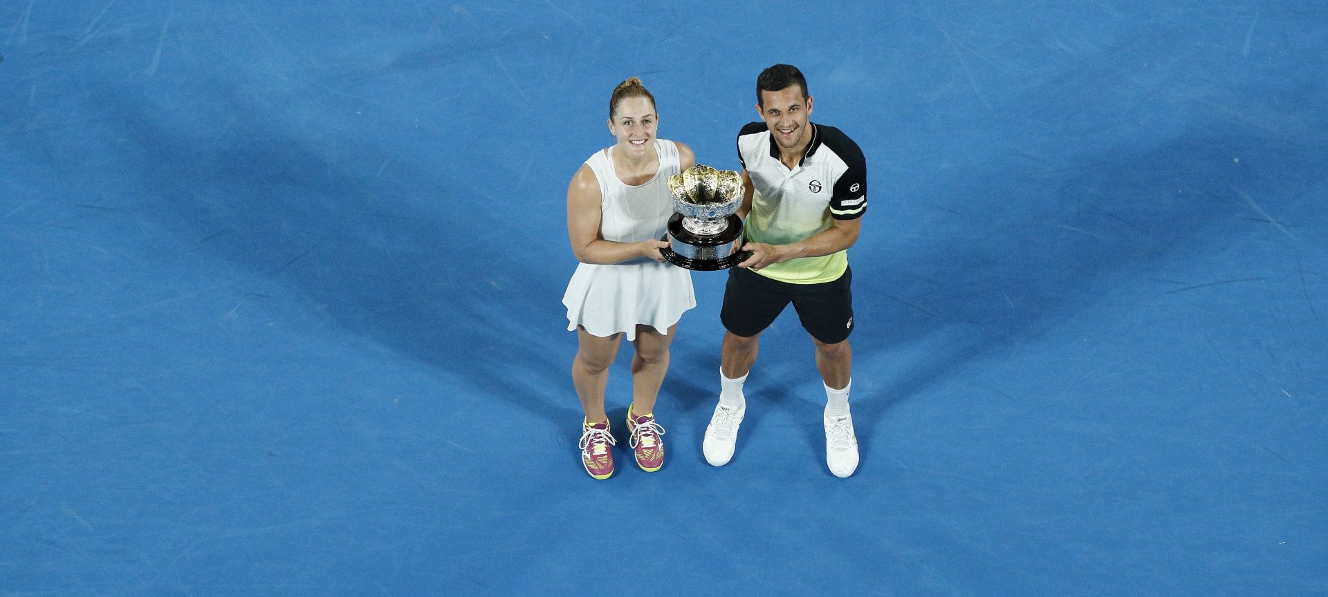 epa06479904 Gabriela Dabrowski (L) of Canada and Mate Pavic (R) of Croatia pose with their trophy after winning their mixed doubles final match against Timea Babos of Hungary and Rohan Bopanna of India at the Australian Open Grand Slam tennis tournament in Melbourne, Australia, 28 January 2018.  EPA/NARENDRA SHRESTHA