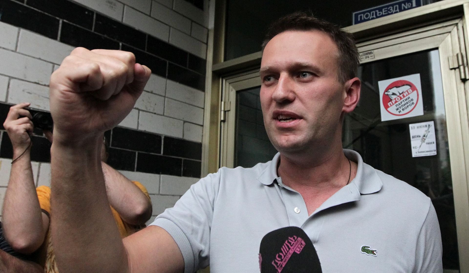 epa06480969 (FILE) - A file photo dated 11 June 2012 showing Russian opposition leader Alexei Navalny gesturing while speaking to  journalists outside of his home after police finished a raid of his flat, Moscow, Russia. Reports on 28 January 2018 state Navalny was arrested by Russian police during a opposition rally in Moscow.  EPA/MAXIM SHIPENKOV *** Local Caption *** 50382276