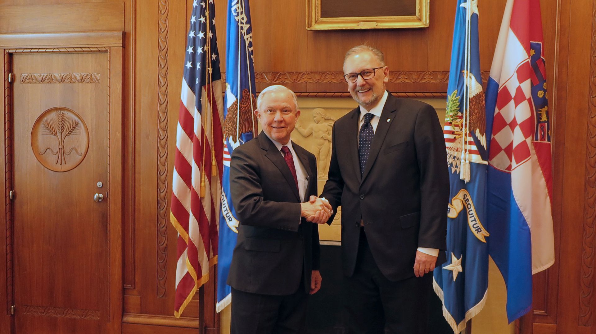 Washington, 19.01.2018 - Ministar unutarnjih poslova Davor Boinoviæ tijekom posjeta Washingtonu u petak se, u Ministarstvu pravosuða SAD-a, sastao s glavnim dravnim odvjetnikom Jeffom Sessionsom. 
foto HINA/ Andrej MATIJAEVIÆ/ik