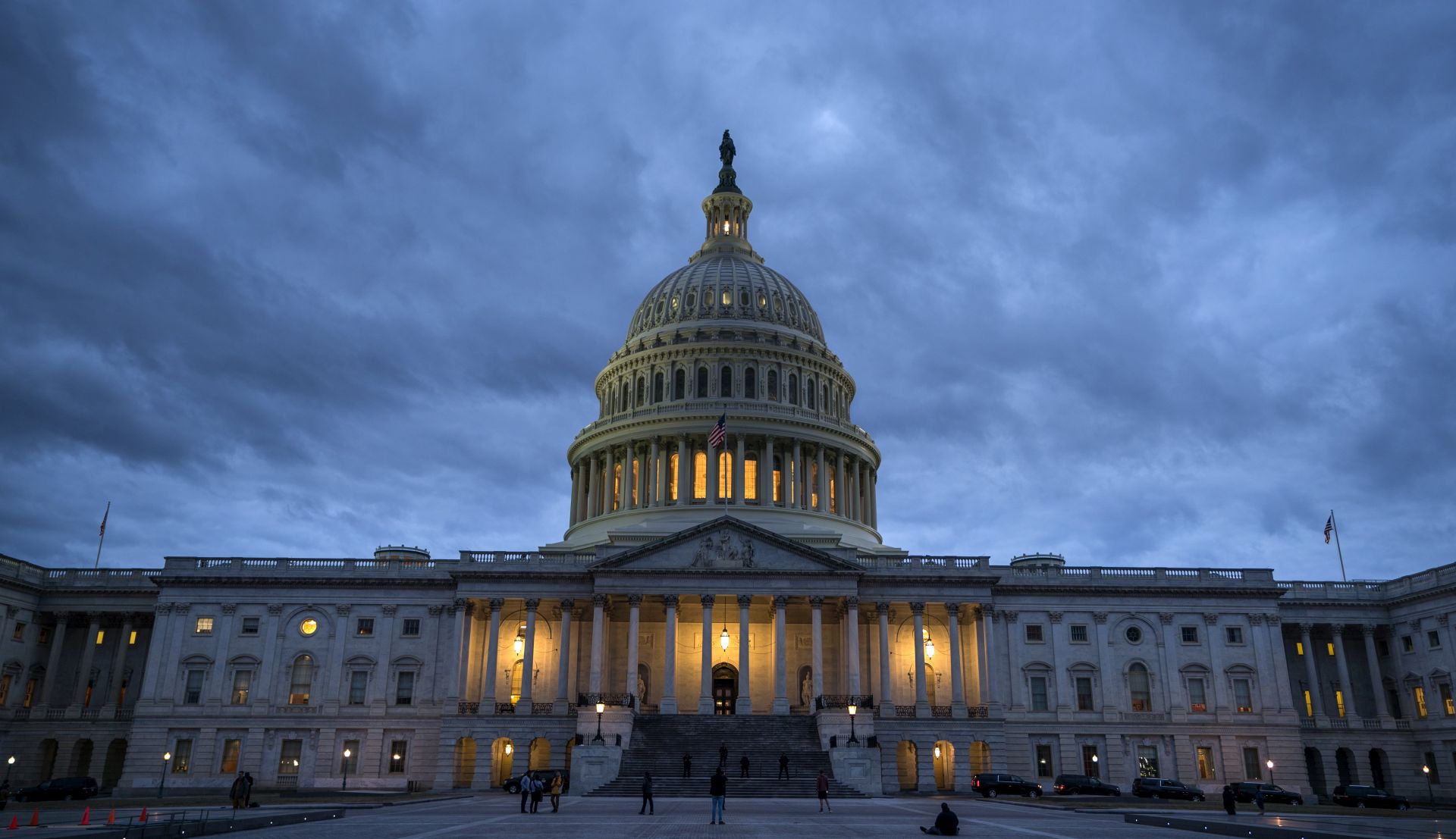 epa06462342 Dusk falls on the US Capitol as lawmakers work to end the government shutdown in the US Capitol in Washington, DC, USA, 21 January 2018. The shutdown began at midnight on 20 January; the Senate hopes to vote in the early morning hours of 22 January to allow the government to reopen.  EPA/JIM LO SCALZO