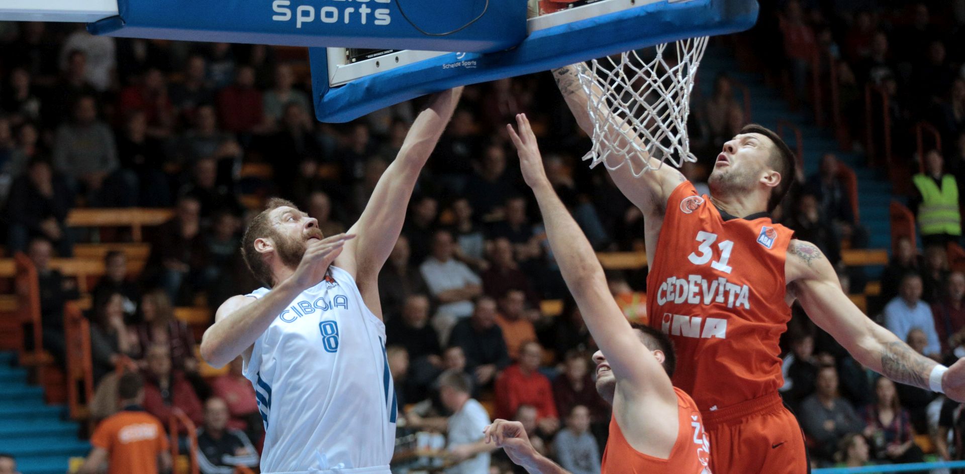Zagreb, 06.01.2018. - Utakmica 15. kola regionalne koarkake ABA lige Cedevita - Cibona. Na fotografiji Luka oriæ, Andrija Stipanoviæ. foto HINA/ Dario GRZELJ/ lsd