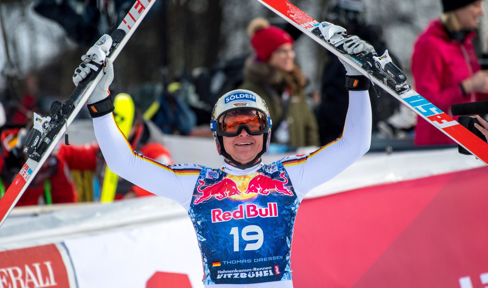 epa06456752 Thomas Dressen of Germany celebrates in the finish area during the Men's Downhill race of the FIS Alpine Skiing World Cup event in Kitzbuehel, Austria, 20 January 2018.  EPA/CHRISTIAN BRUNA