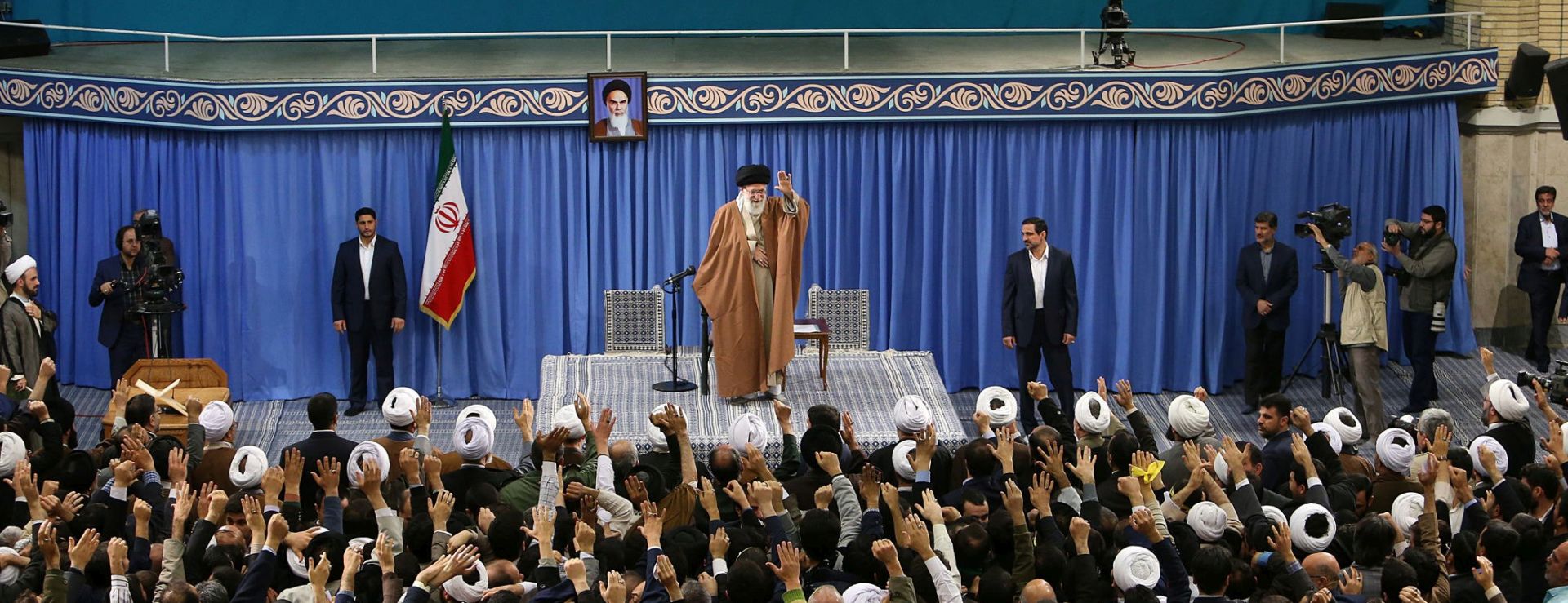 epa06426700 A handout photo made available by the supreme leader official website shows Iranian Supreme Leader Ayatolllah Ali Khamenei greeting the crowd during a meeting in Tehran, Iran, 09 January 2018. According to reports, Khamenei criticized the US claiming it interfered in recent protests in Iran, adding that damage inflicted on Iran by US will gain a response.  EPA/SUPREME LEADER WEBSITE HANDOUT  HANDOUT EDITORIAL USE ONLY/NO SALES