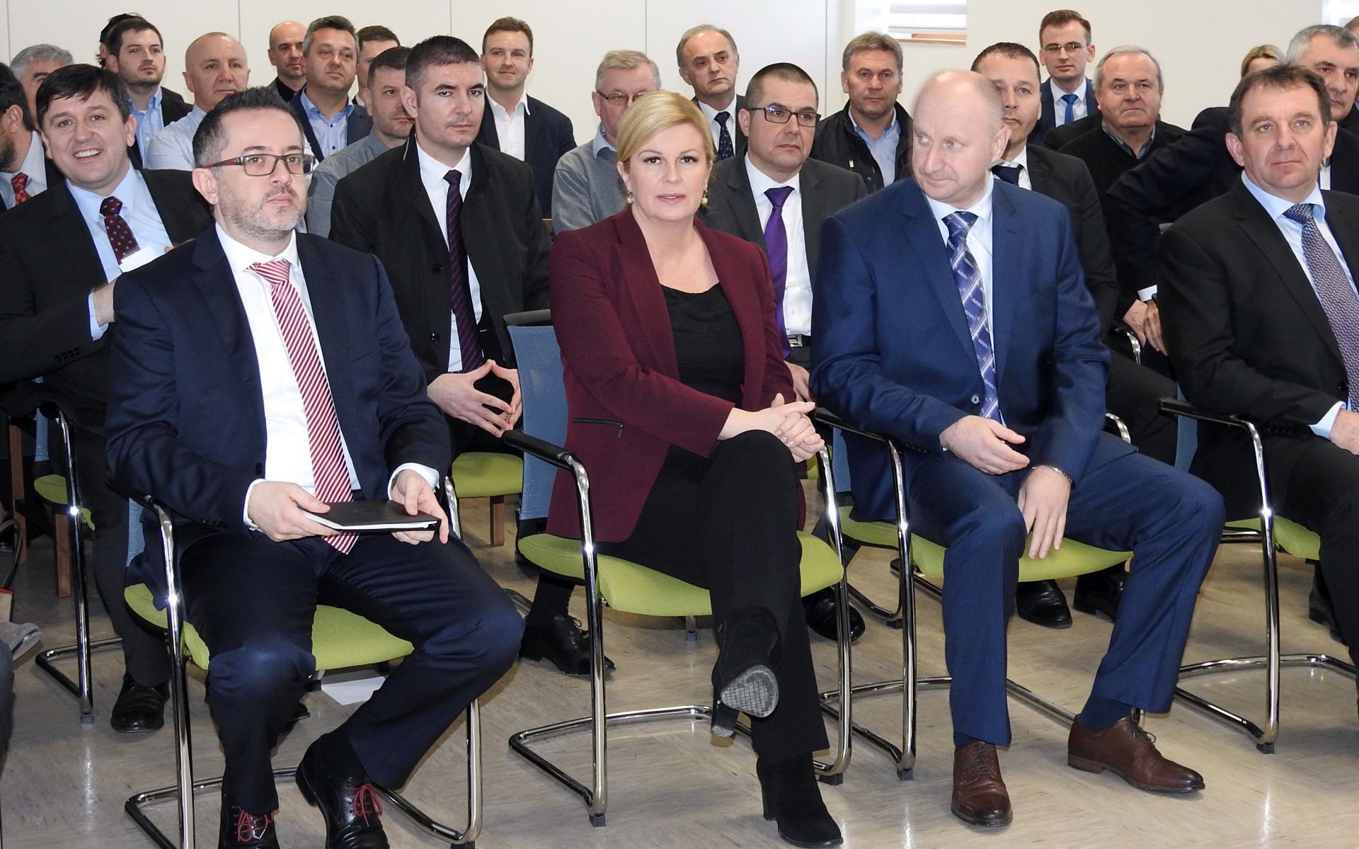 Hum na Sutli, 25.01.2018. - U Humu na Sutli Predsjednica Republike Hrvatske Kolinda Grabar-Kitaroviæ susrela se s gospodarstvenicima krapinsko-zagorske upanije. Na slici predsjednica Grabar-Kitaroviæ, krapinsko zagorski upan eljko Kolar i savjetnik predsjednice za gospodarstvo Marko Jurèiæ.
foto HINA/ Sinia KALAJDIJA/ ds