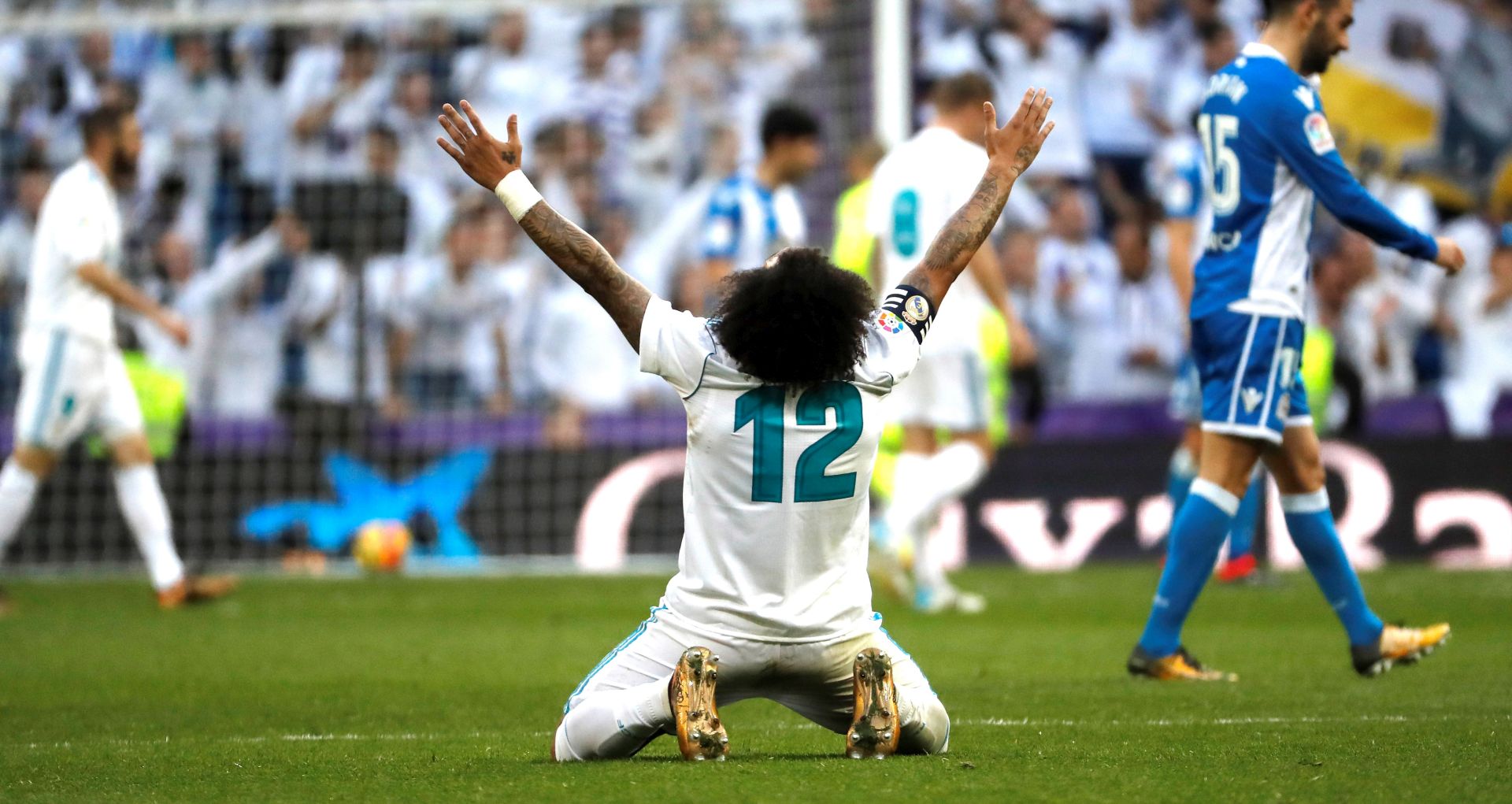 epa06461531 Real Madrid's Brazilian defender Marcelo (C) celebrates a goal during a Spanish league La Liga soccer match between Real Madrid and Deportivo at Santiago Bernabeu stadium in Madrid, Spain, 21 January 2018.  EPA/Juan Carlos Hidalgo