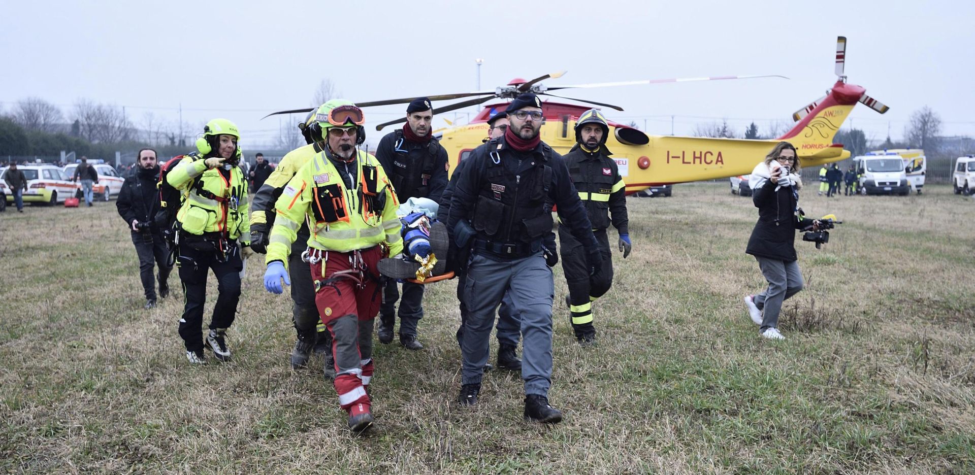 epa06472859 Rescuers help people after a derailed train accident near Milan, Italy, 25 January 2018. Rescuers reported that two people died and five were injured.  EPA/FLAVIO LO SCALZO