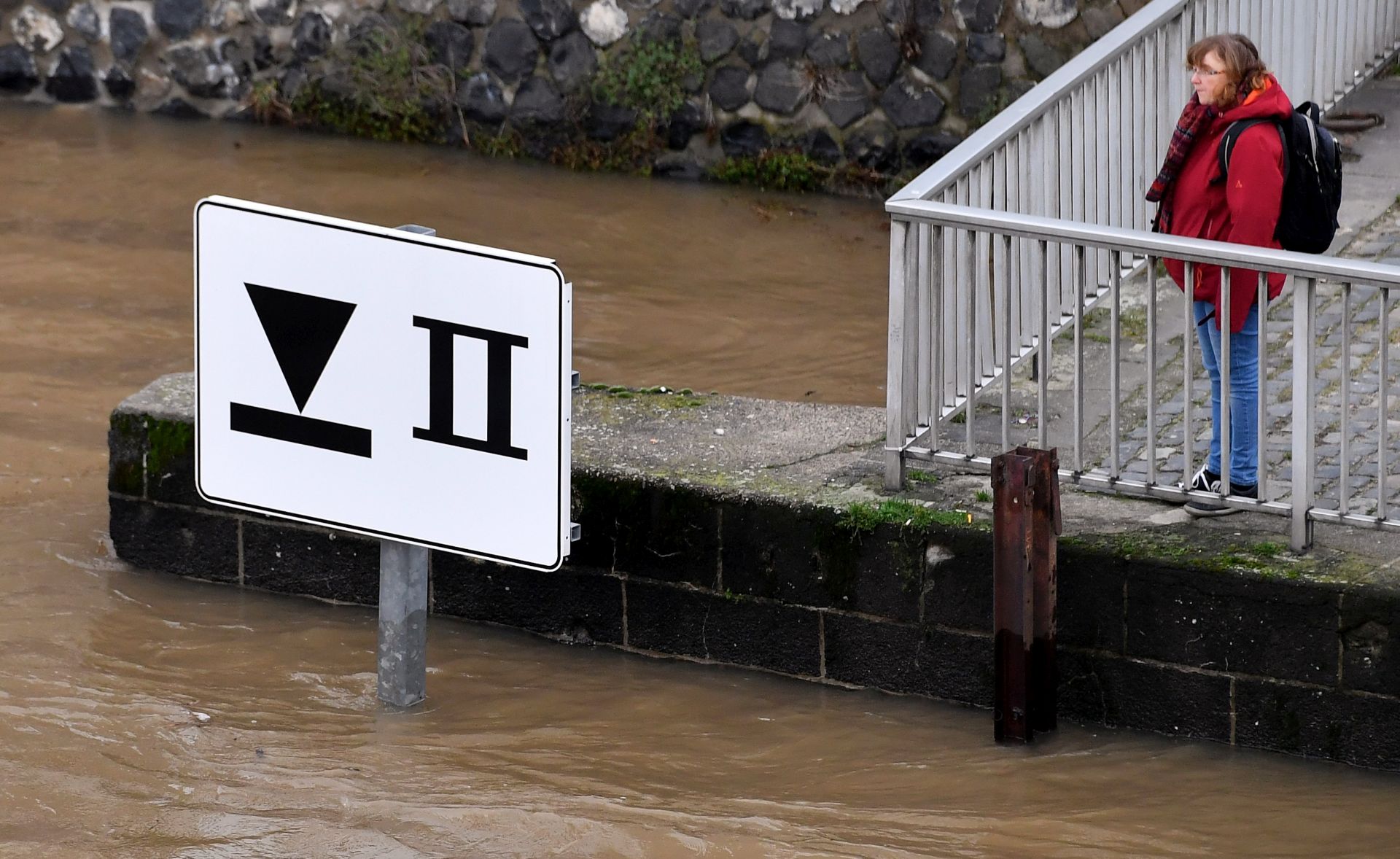epa06418796 A riverside path of the Rheinboulevard is flooded in Cologne, Germany, 05 January 2018, due to high water of the Rhine river. The Rhine water level is at about 7.50 meters and is still increasing due to storms, rains and thaw weather.  EPA/SASCHA STEINBACH