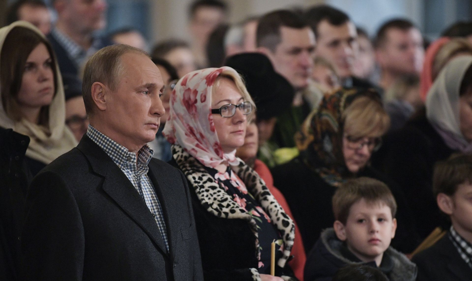 epa06421766 Russian President Vladimir Putin (L) attends a Christmas service at the Church of St. Simeon the God-receiver and Anna the Prophetess in St. Petersburg, Russia, 07 January 2018. Russian Orthodox church celebrates Christmas following the Julian calendar.  EPA/ALEXEY NIKOLSKY/SPUTNIK/KREMLIN / POOL MANDATORY CREDIT
