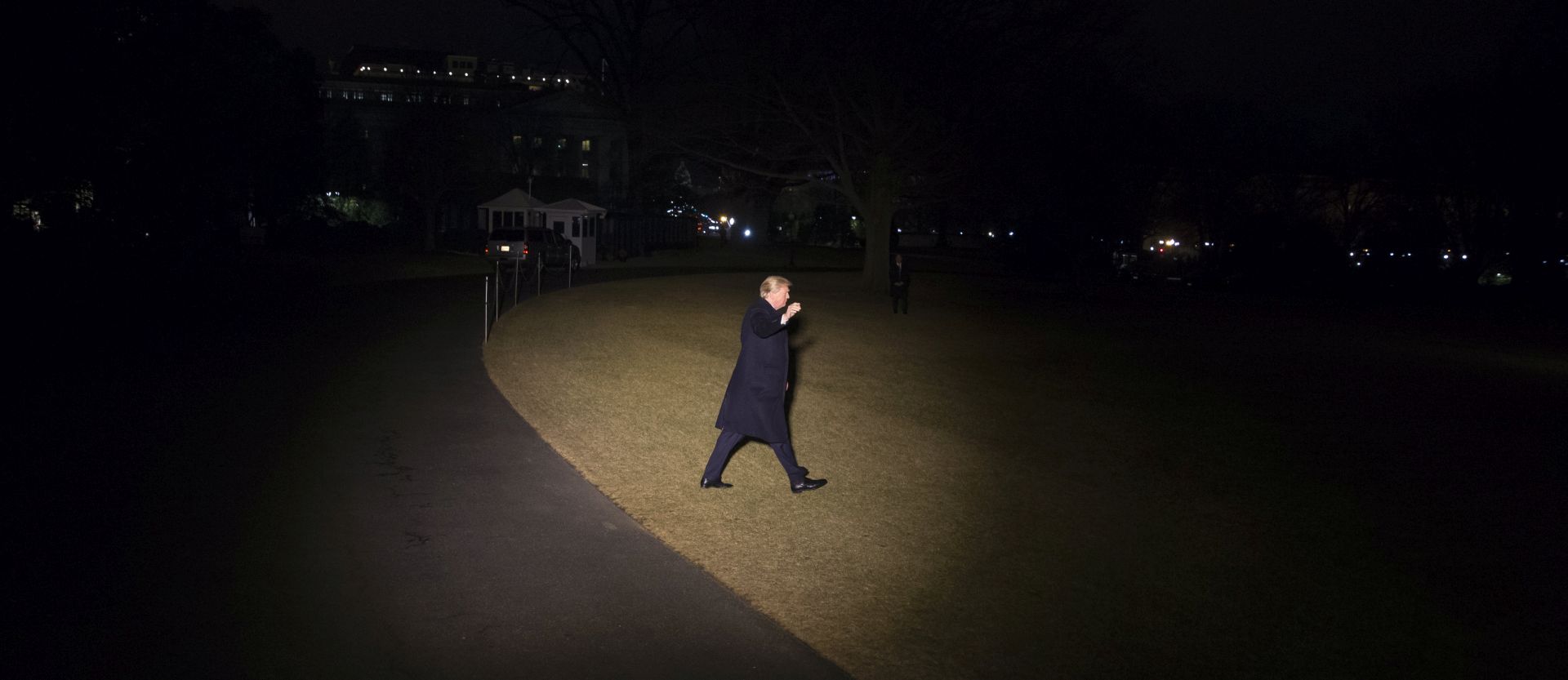 epa06472003 US President Donald J. Trump waves as he walks out to the South Lawn of the White House to depart by Marine One, in Washington, DC, USA, 24 January 2018. Trump travels to the World Economic Forum in Davos, Switzerland.  EPA/MICHAEL REYNOLDS