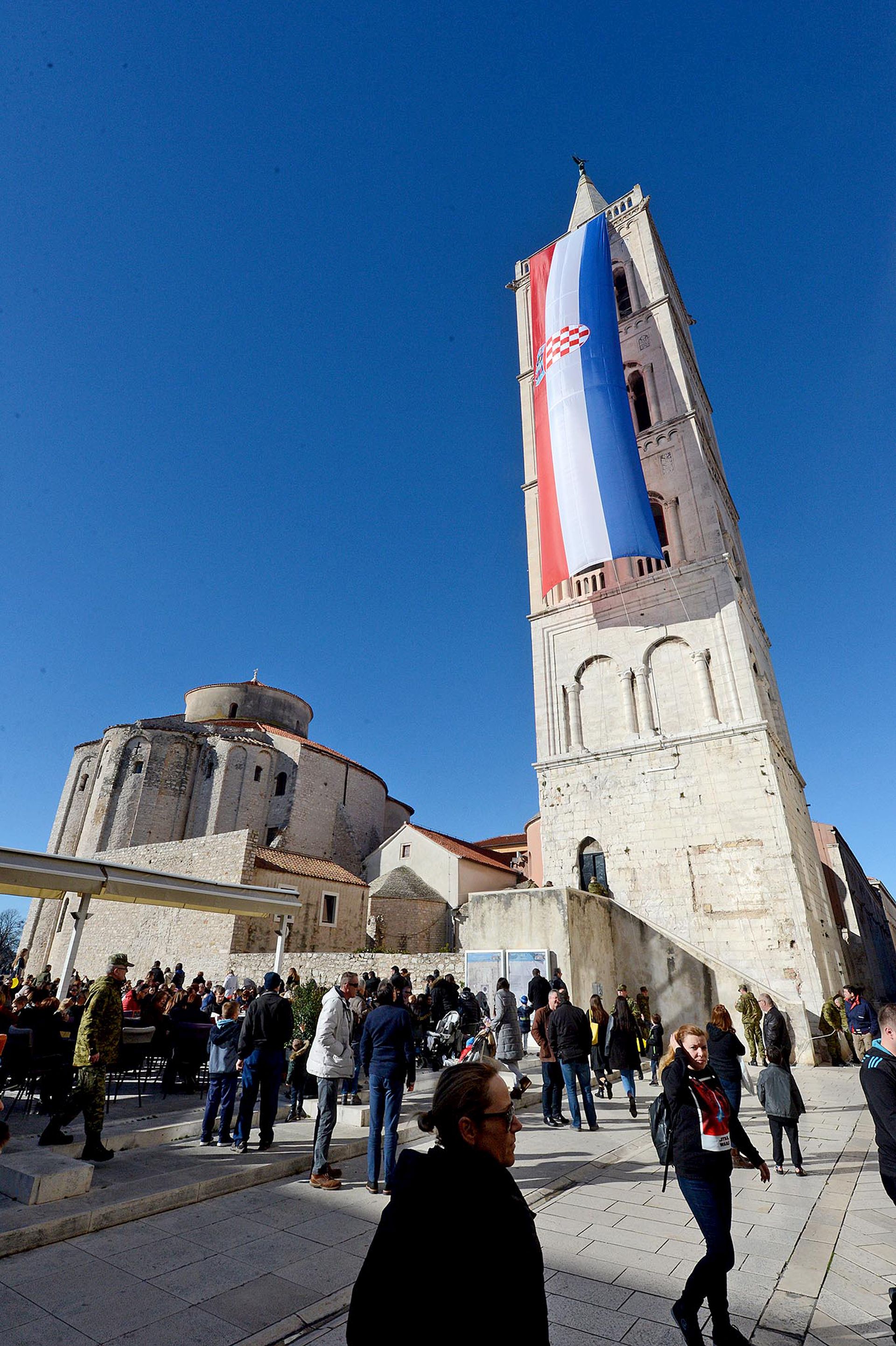 Zadar, 20.01.2018 - Sputanjem 25-metarske hrvatske zastave sa zvonika katedrale sv. Stoije, u Zadru je u subotu nastavljeno sveèano obiljeavanje 25. obljetnice Vojno-redarstvene operacije Maslenica '93. 
foto HINA/ ik