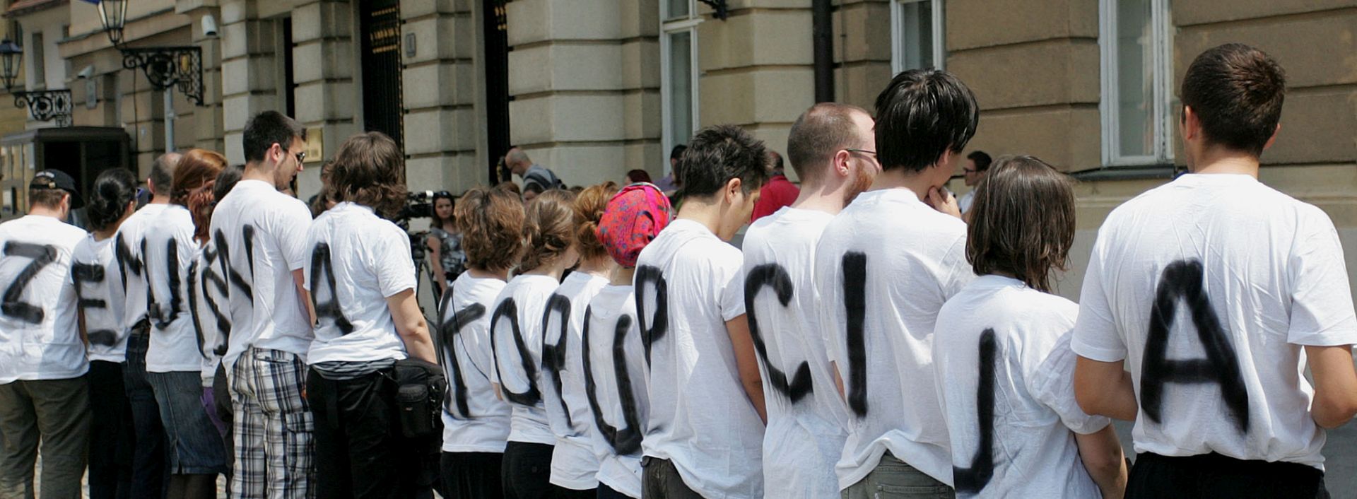 Zagreb, 19.5.2011 - Predstavnici koalicije udruga u kojoj su Zelena akcija, Transparency International Hrvatska, GONG, Pravo na grad i drugi odrali su ispred Hrvatskog sabora konferenciju za novinare u povodu izmjena Zakona o poljoprivrednom zemljitu koje Sabor namjerava usvojiti do kraja tjedna. 
foto FaH/ Lana SLIVAR DOMINIÆ/ ua