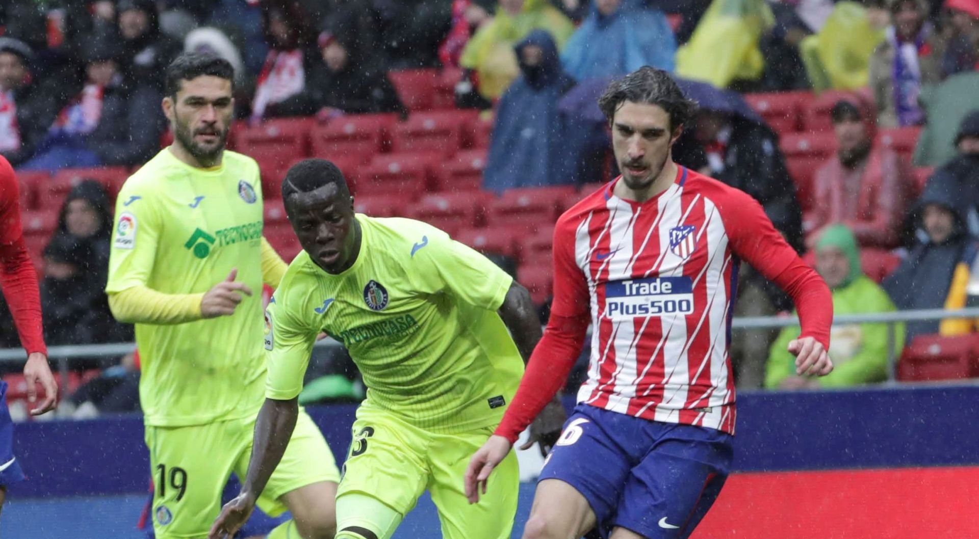 epa06420280 Atletico Madrid's Croatian defender Sime Vrsaljko (R) vies for the ball with Getafe's Togolese defender Djene (C) during their Spanish Primera Division game at Wanda Metropolitano stadium, in Madrid, Spain, 06 January 2018.  EPA/Zipi