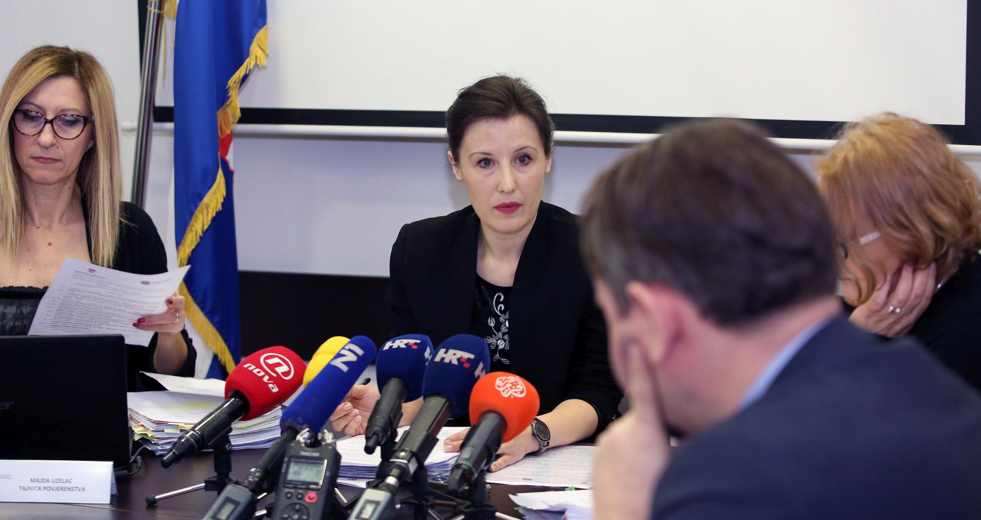 Zagreb, 11.01.2018 - Sjednica Povjerenstva za odluèivanje o sukobu interesa na èijem je dnevnom redu donoenje odluke u predmetu potpredsjednice Vlade i ministrice gospodarstva, poduzetnitva i obrta Martine Daliæ, saborskog zastupnika Tihomira Jakovine, donoenje odluke 
o pokretanju ili nepokretanju postupka u predmetu predsjednice Republike Kolinde Grabar - Kitaroviæ te u predmetu ministra financija Zdravka Mariæa. Na fotografiji (L-D)Majda Uzelac, Dalija Orekoviæ. foto HINA /Zvonimir KUHTIÆ/ zk