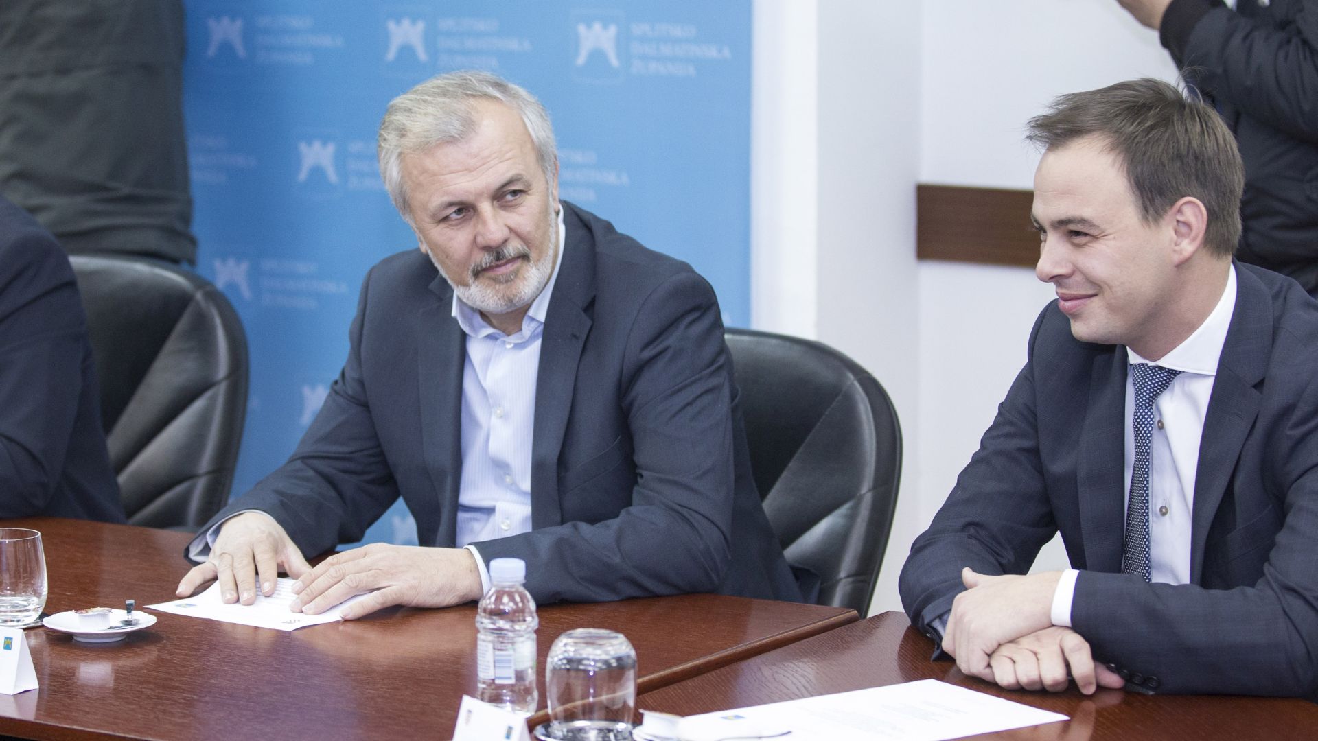 Split, 12.01.2018. - Premijer Andrej Plenković u zgradi Županijske uprave u Splitu posjetio je župana Splitsko-dalmatinske Blaženka Bobana. Na fotografiji predsjednik Hrvatske vatrogasne zajednice i bivši župan Ante Sanader.
foto HINA/ Miroslav Lelas/ lm