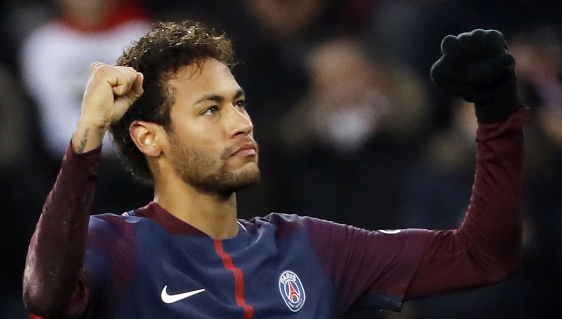 epa06479161 Paris Saint Germain Neymar Jr celebrates after scoring a penalty during the French League 1 soccer match between Montpellier HSC and Paris Saint Germain (PSG) at the Parc des Princes Stadium in Paris, France, 27 January 2018.  EPA/ETIENNE LAURENT