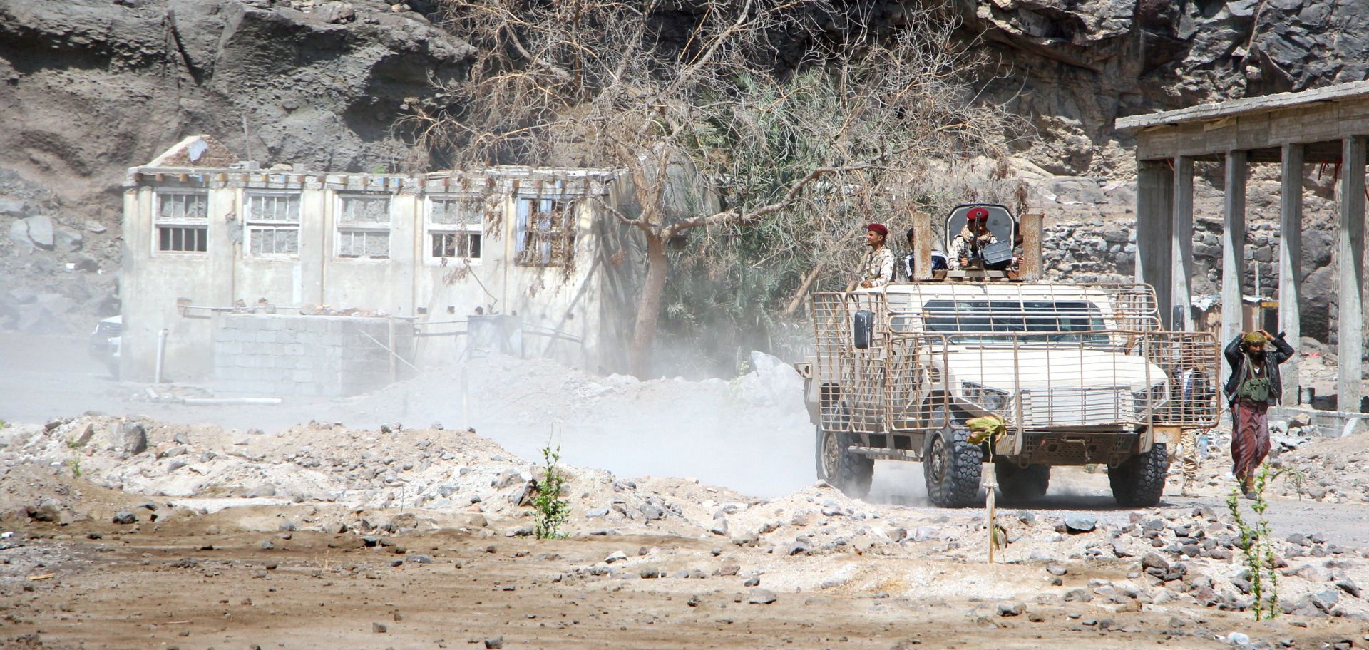 epa06485753 Armed members of the separatist Southern Movement patrol an area after a ceasefire agreement was reached in the southern port city of Aden, Yemen, 30 January 2018. According to reports, a ceasefire agreement was reached between Yemen's Saudi Arabia-backed government and their former southern separatist allies, ending three days of fighting in the southern port city of Aden. The southern Yemeni separatists seized several government buildings in Aden in fierce clashes with the government forces.  EPA/STR