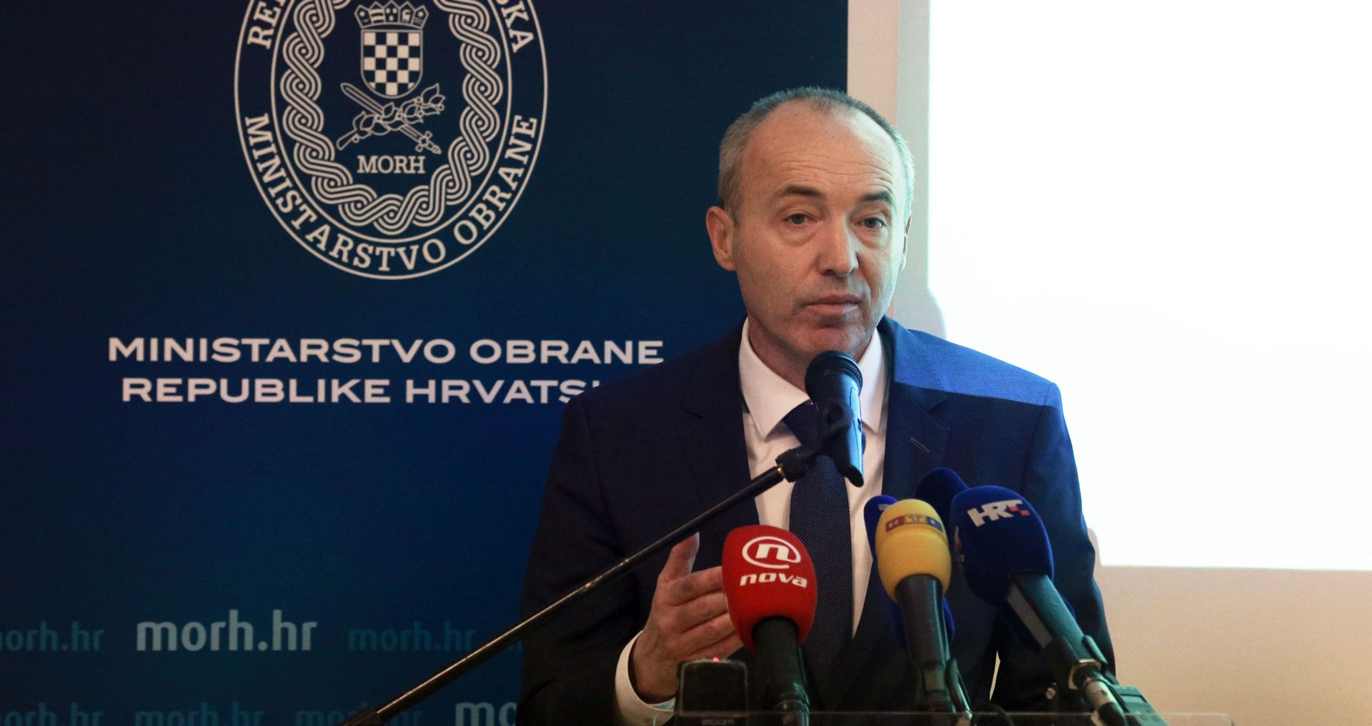 Zagreb, 31.01.2018. - Prezentacija Plana nabave Ministarstva obrane RH za 2018. godinu s osvrtom na realizaciju Plana nabave u 2017. Prezentaciji je nazočio potpredsjednik Vlade RH i ministar obrane RH Damir Krstičević (na slici) sa suradnicima te članovi saborskog Odbora za obranu. 
Foto HINA/ Dario GRZELJ/ dag