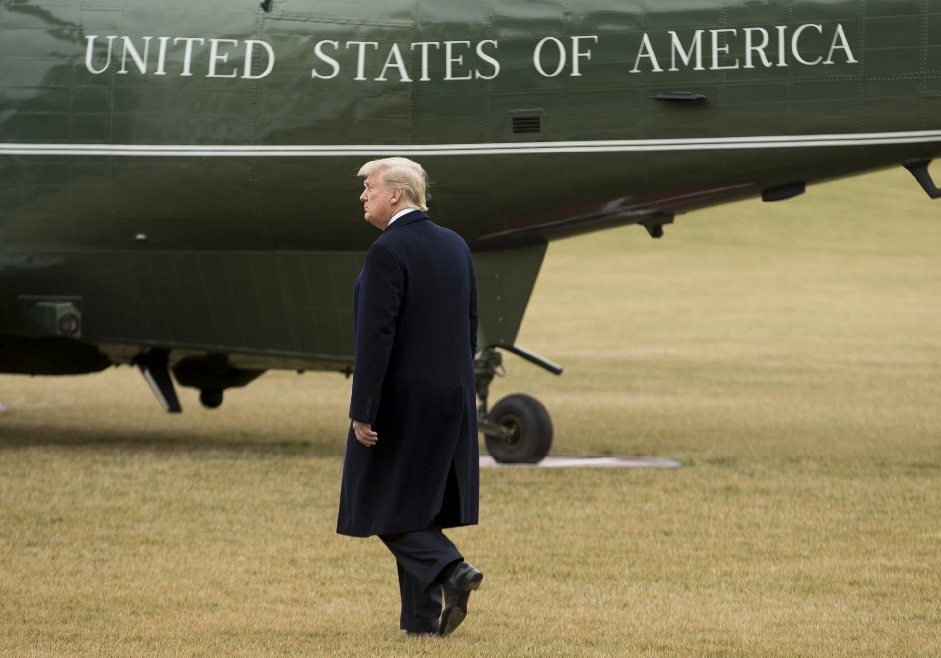 epa06490180 US President Donald J. Trump walks on the South Lawn of the White House to depart by Marine One, in Washington, DC, USA, 01 February 2018. Trump travels to Lewisburg, West Virginia, to deliver remarks at the 2018 House and Senate Republican Member Conference.  EPA/MICHAEL REYNOLDS