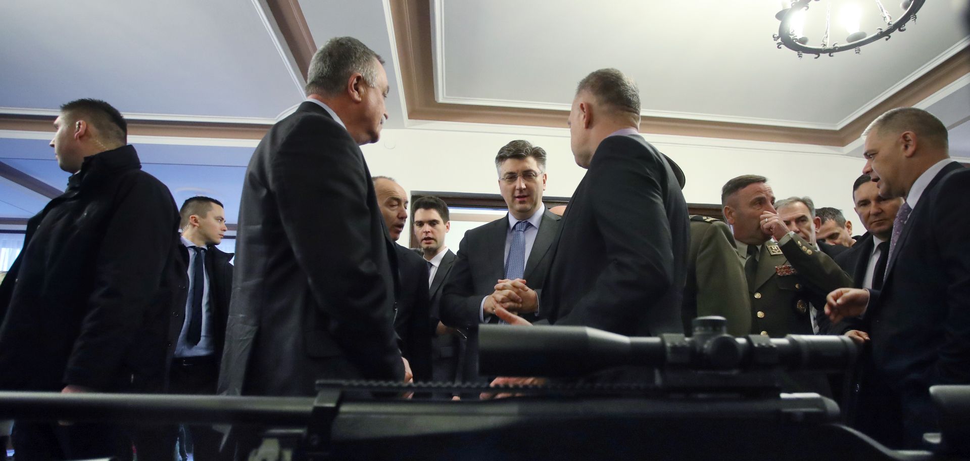 Zagreb, 02.02.2018 - Predsjednik Vlade RH Andrej Plankoviæ posjetio je u pratnji potpredsjednika Vlade RH i ministra obrane Damira Krstièeviæa i naèelnika Glavnog stoera OS RH generala zbora Mirka undova, vojarnu Croatia i Ministarstvo obrane RH gdje je nazoèito potpisivanju ugovora s proizvoðaèima vojne opreme. Na slici premijer Plenkoviæ i ministar Krstièeviæ obili su taktièko-tehnièki zbor naoruanja i vojne opreme koju koriste Oruane snage RH.
foto HINA/ Damir SENÈAR /ds