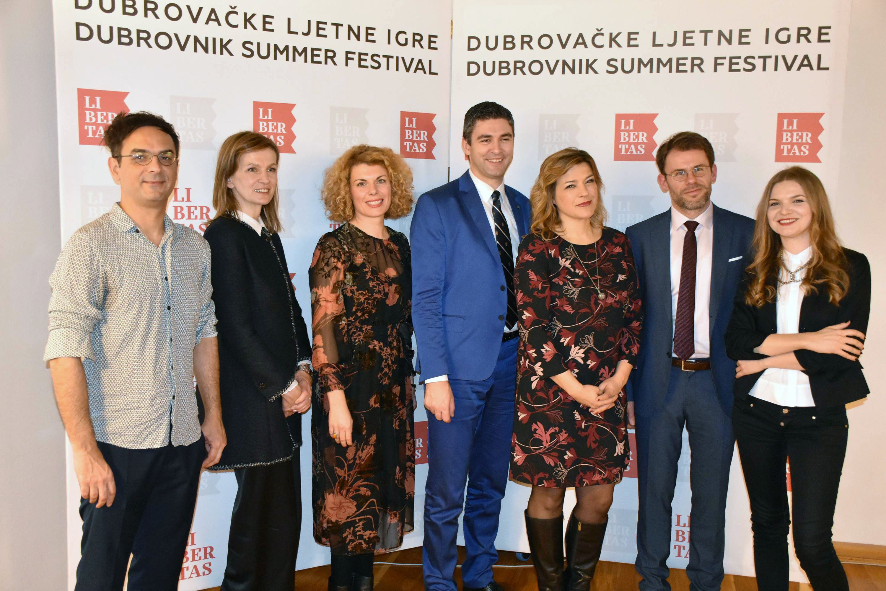 Dubrovnik, 02.02.2018 - Program ovogodinjih, 69. Dubrovaèkih ljetnih igara predstavljen je u petak u Festivalskoj palaèi u Dubrovniku, tradicionalno uoèi Feste svetog Vlaha i Dana Grada Dubrovnika. Dubrovaèki gradonaèelnik Mato Frankoviæ (C) i zamjenica dubrovaèko-neretvanskog upana aklina Mareviæ podrali su rad Dubrivaèkih ljetnih igara. Predstavili su ga intendantica Dubrovaèkih ljetnih igara Dora Rudjak Podolski, njen pomoænik za dramski program Saa Boiæ, pomoænik za glazbeni program Tomislav Faèini i pomoænica za inovativne kulturne prakse Karolina Rugle te ravnateljica Ivana Medo Bogdanoviæ. 
foto HINA/ Baldo MARUNÈIÆ/ ik