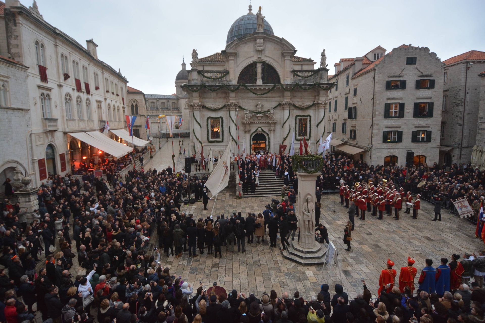 Dubrovnik, 02.02.2018. - Tradicionalnim puštanjem golubica te podizanjem barjaka u čast svetog Vlaha pred Parčevom crkvom u petak popodne na blagdan Kandelore - Svijećnice u Dubrovniku je otvorena 1046. Festa svetog Vlaha, zaštitnika grada. 
foto HINA/ Baldo MARUNČIĆ/ ml