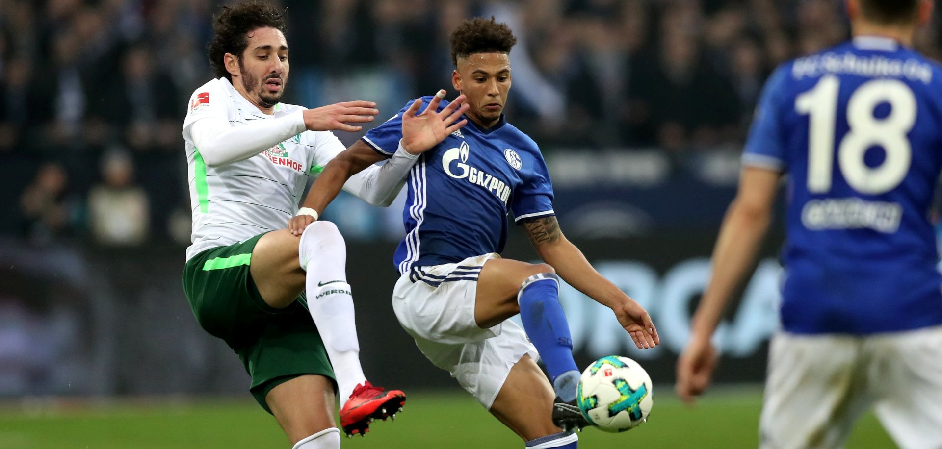 epa06493853 Bremen's Ishak Belfodil (L) in action against Schalke's Thilo Kehrer (R) during the German Bundesliga soccer match between FC Schalke 04 and Werder Bremen at Veltins-Arena in Gelsenkirchen, Germany, 03 February 2018.  EPA/FRIEDEMANN VOGEL EMBARGO CONDITIONS - ATTENTION: Due to the accreditation guidelines, the DFL only permits the publication and utilisation of up to 15 pictures per match on the internet and in online media during the match.