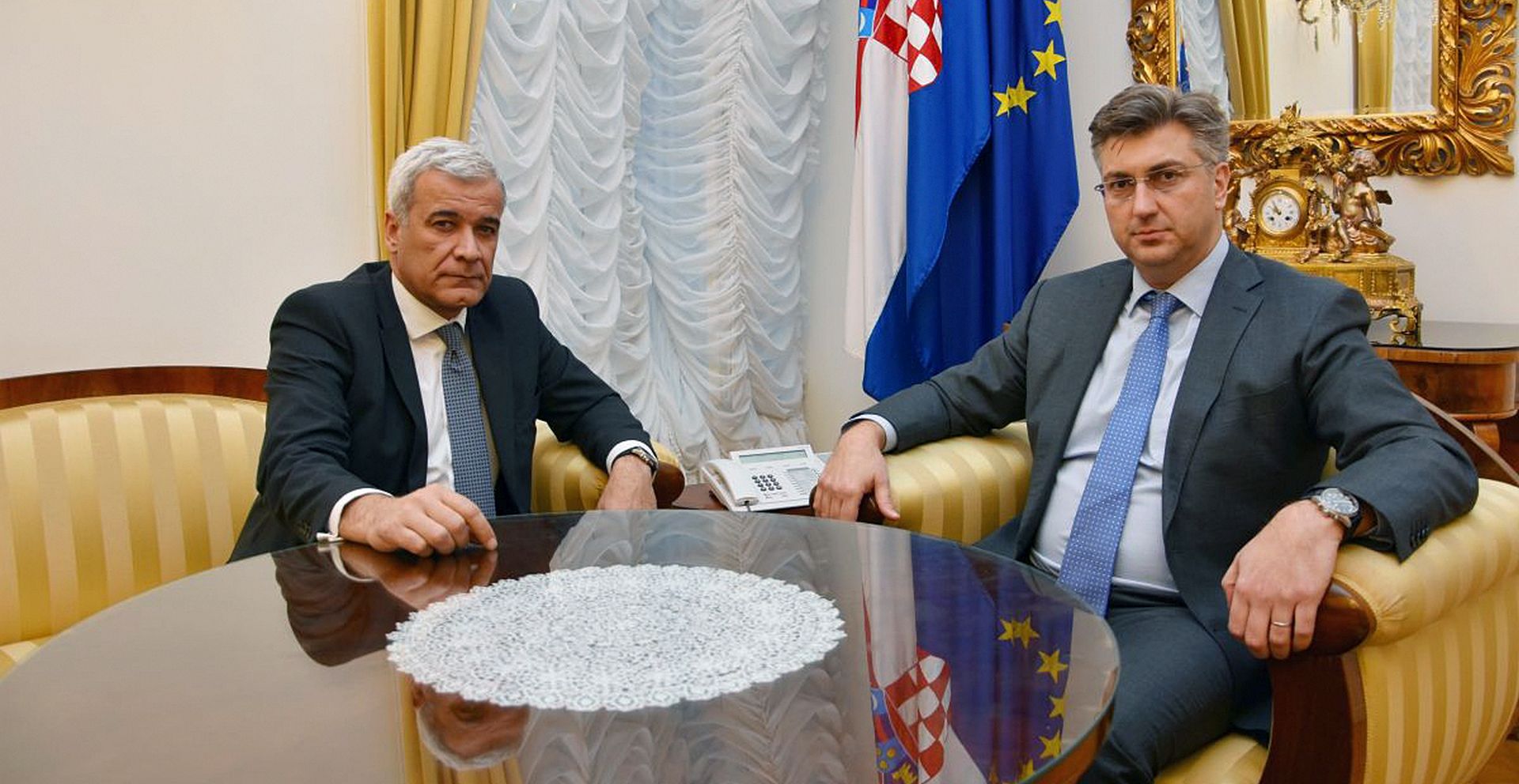 Zagreb, 05.02.2018 - Vladi je u ponedjeljak izvanredni povjerenik za Agrokor Ante Ramljak dostavio dokumentaciju vezanu uz angairanje savjetnika u Agrokoru, izvijestili su iz Vlade, iz koje najavljuju da æe nakon detaljne analize dokumenata Vlada odluèiti o daljnjim koracima. 
foto HINA/ Vlada RH/ ds