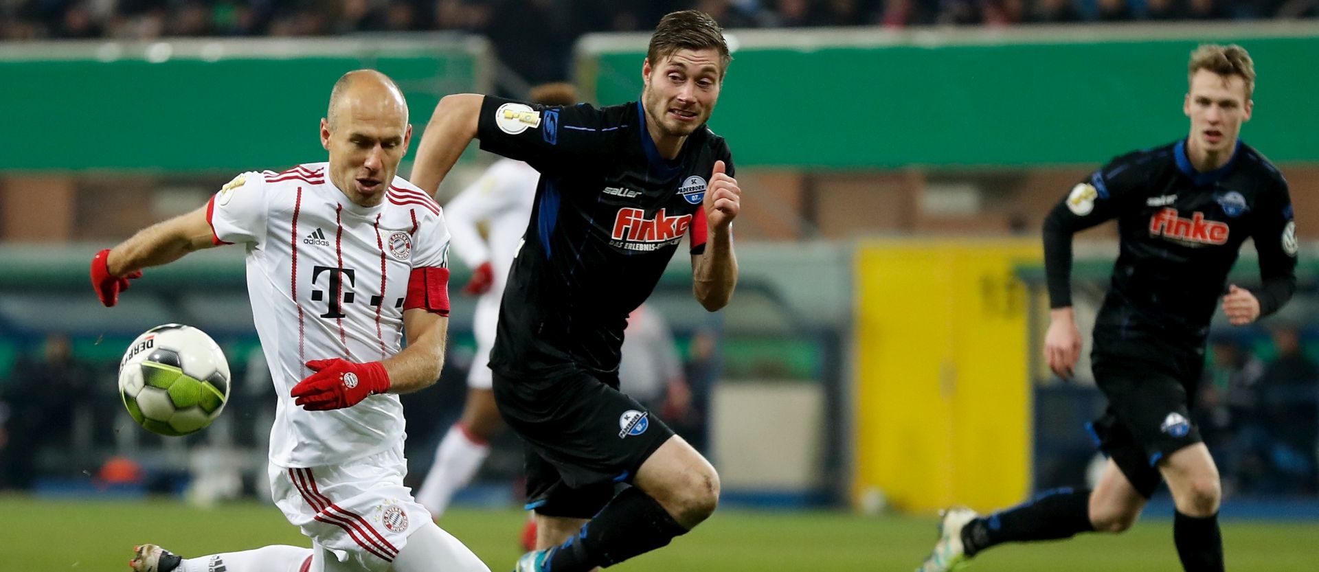 epa06500915 Bayern's Arjen Robben (L) in action against Paderborn's Christian Strohdiek (C) during the German DFB Cup quarter final soccer match between SC Paderborn 07 and Bayern Munich in Paderborn, Germany, 06 February 2017.

(ATTENTION: The DFB prohibits the utilisation and publication of sequential pictures on the internet and other online media during the match (including half-time). ATTENTION: BLOCKING PERIOD! The DFB permits the further utilisation and publication of the pictures for mobile services (especially MMS) and for DVB-H and DMB only after the end of the match.)  EPA/FRIEDEMANN VOGEL