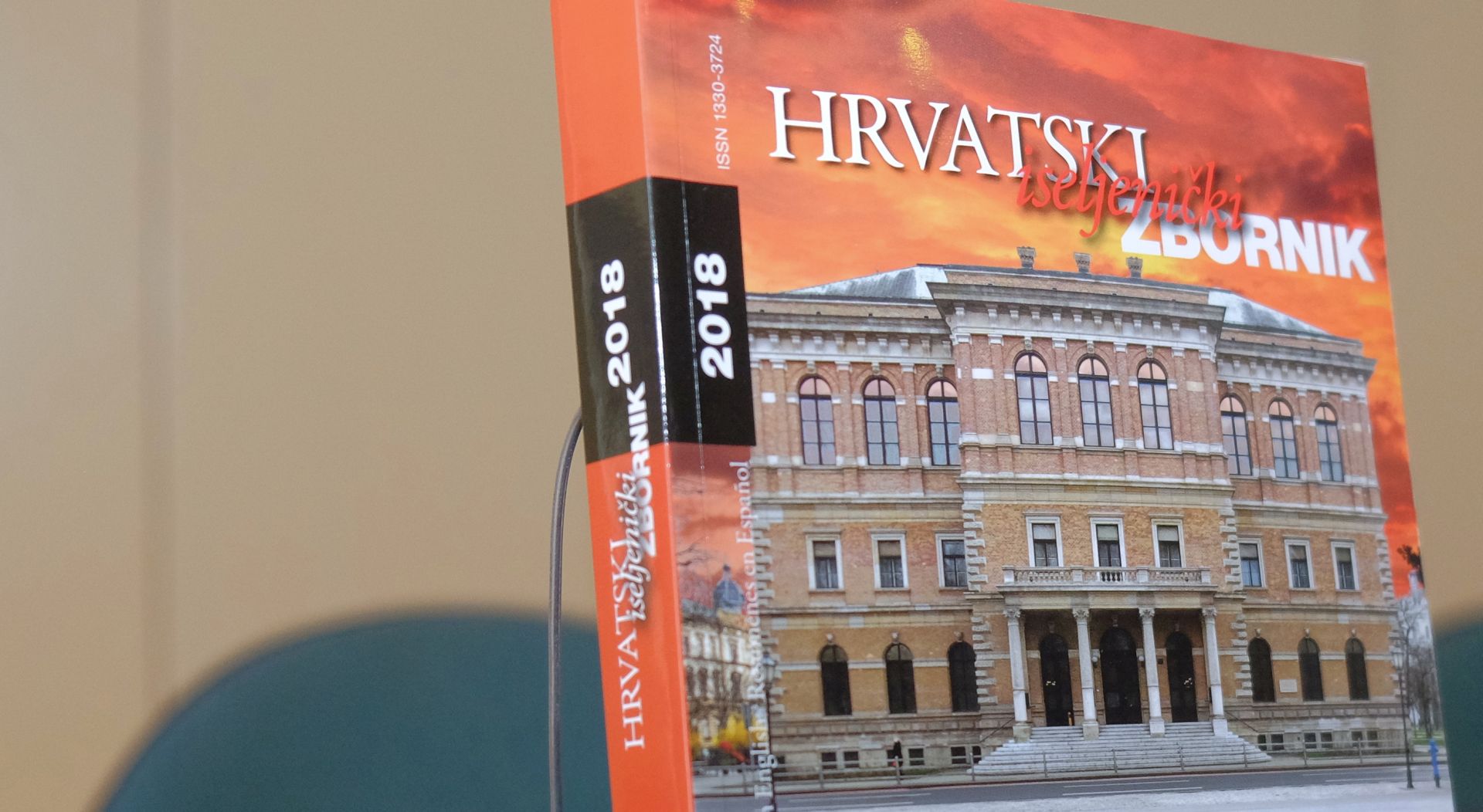 Zagreb, 07.02.2018. - Hrvatski iseljenički zbornik 2018. predstavio je ravnatelj Hrvatske matice iseljenika Mijo Marić, Božo Skoko s Fakulteta političkih znanosti, Marijeta Rajković Iveta sa zagrebačkog Filozofskog fakulteta i urednica Vesna Kukavica.
Na fotografiji Hrvatski iseljenički zbornik.
foto HINA/ Edvard ŠUŠAK/ es