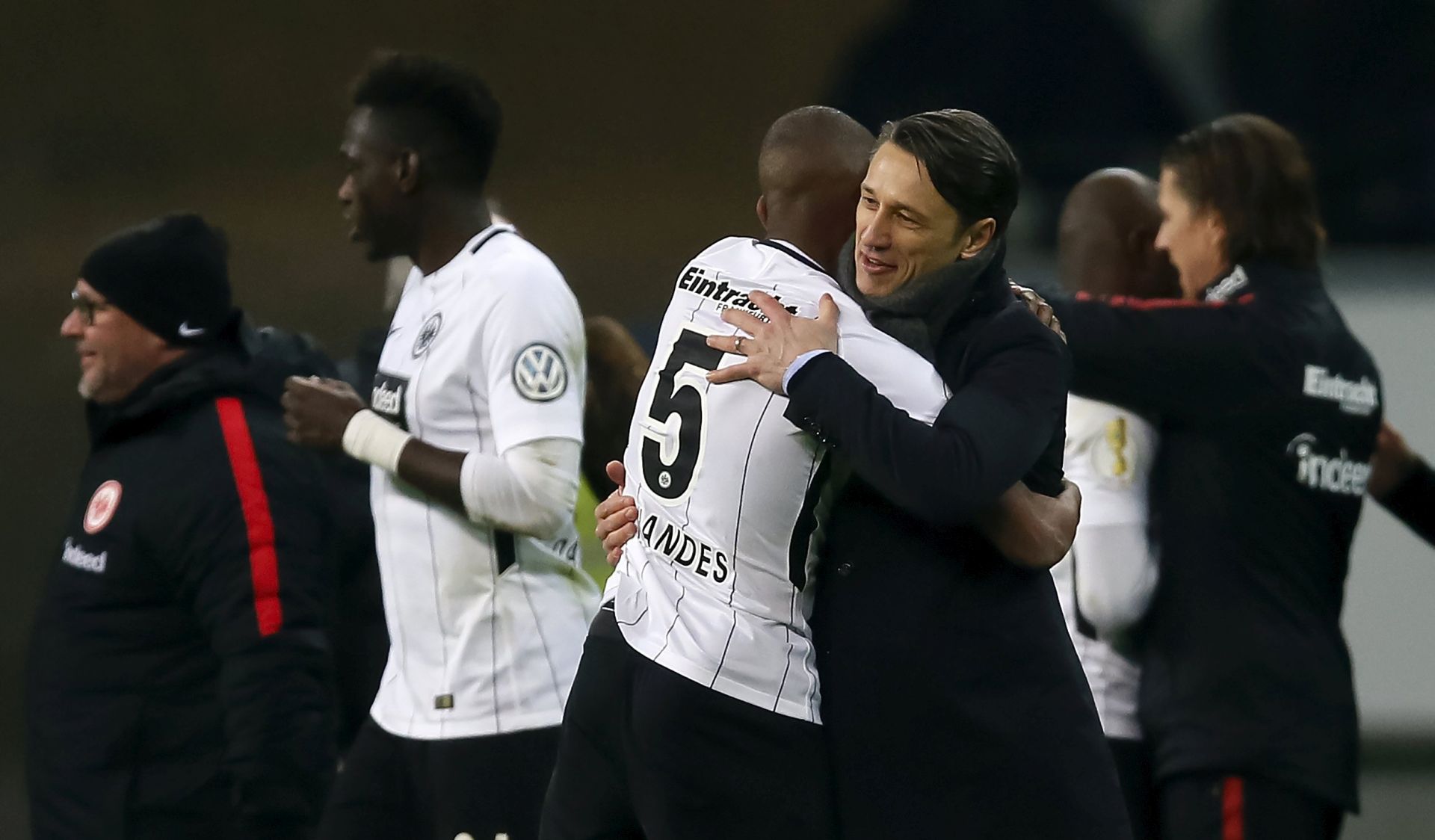 epa06503528 Frankfurt's head coach Niko Kovac (C-R) celebrates with Frankfurt's Gelson Fernandes (C-L) winning the DFB Cup quarterfinal soccer match between Eintracht Frankfurt and 1. FSV Mainz 05 in Frankfurt, Germany, 07 February 2018.  EPA/RONALD WITTEK (ATTENTION: The DFB prohibits the utilisation and publication of sequential pictures on the internet and other online media during the match (including half-time). ATTENTION: BLOCKING PERIOD! The DFB permits the further utilisation and publication of the pictures for mobile services (especially MMS) and for DVB-H and DMB only after the end of the match.)