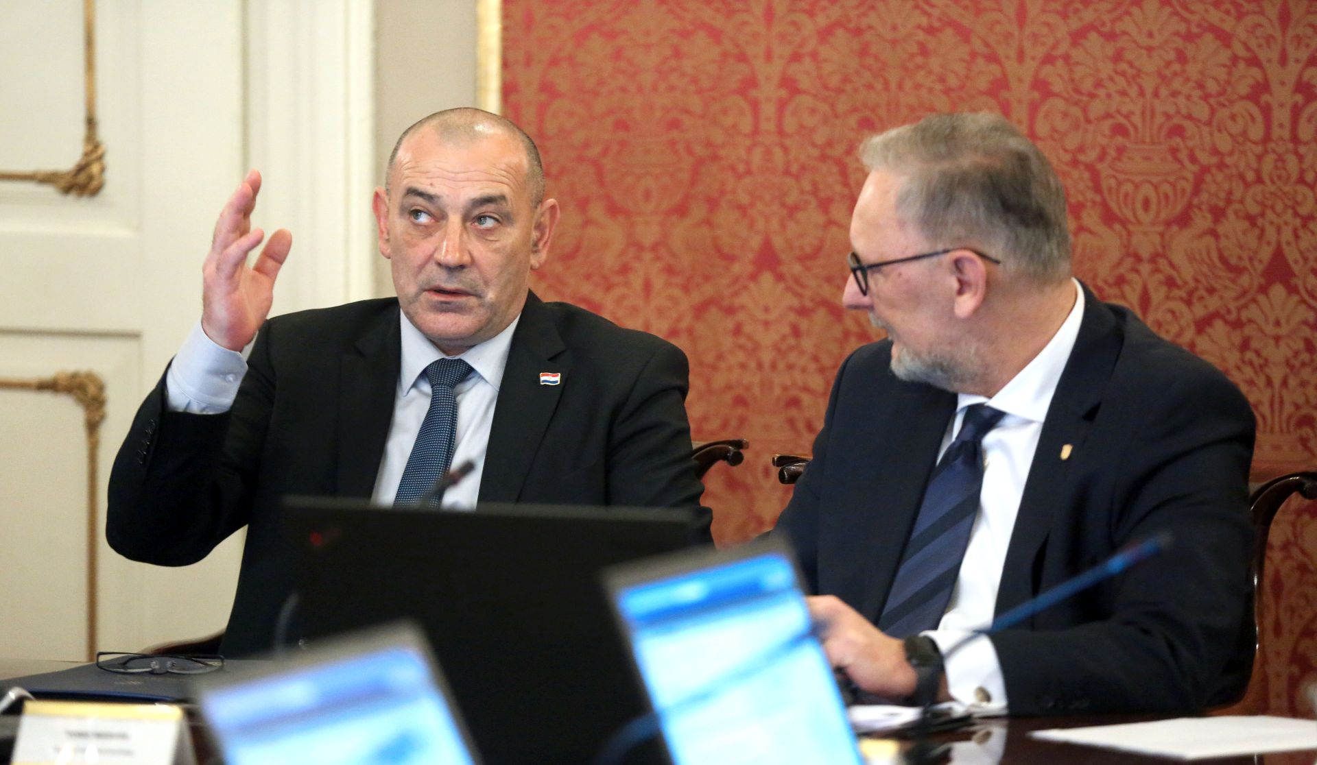 Zagreb, 08.02.2018 - Sjednica Vlade RH. Na fotografiji ministri Tomo Medved, Davor Boinoviæ.
foto HINA/ Denis CERIÆ /dc