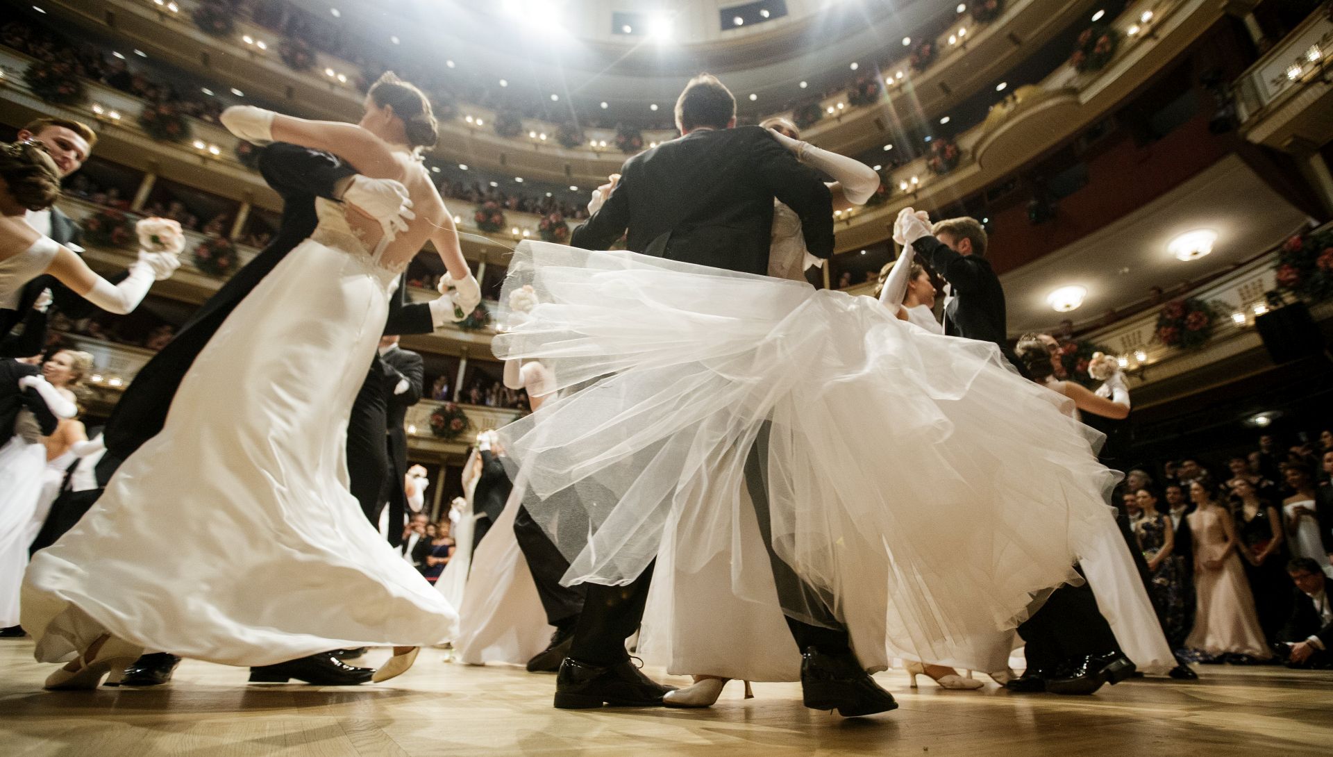 epa06506480 Debutants perform during the traditional 62nd Vienna Opera Ball at the State Opera, in Vienna, Austria, 08 February 2018.  EPA/LISI NIESNER