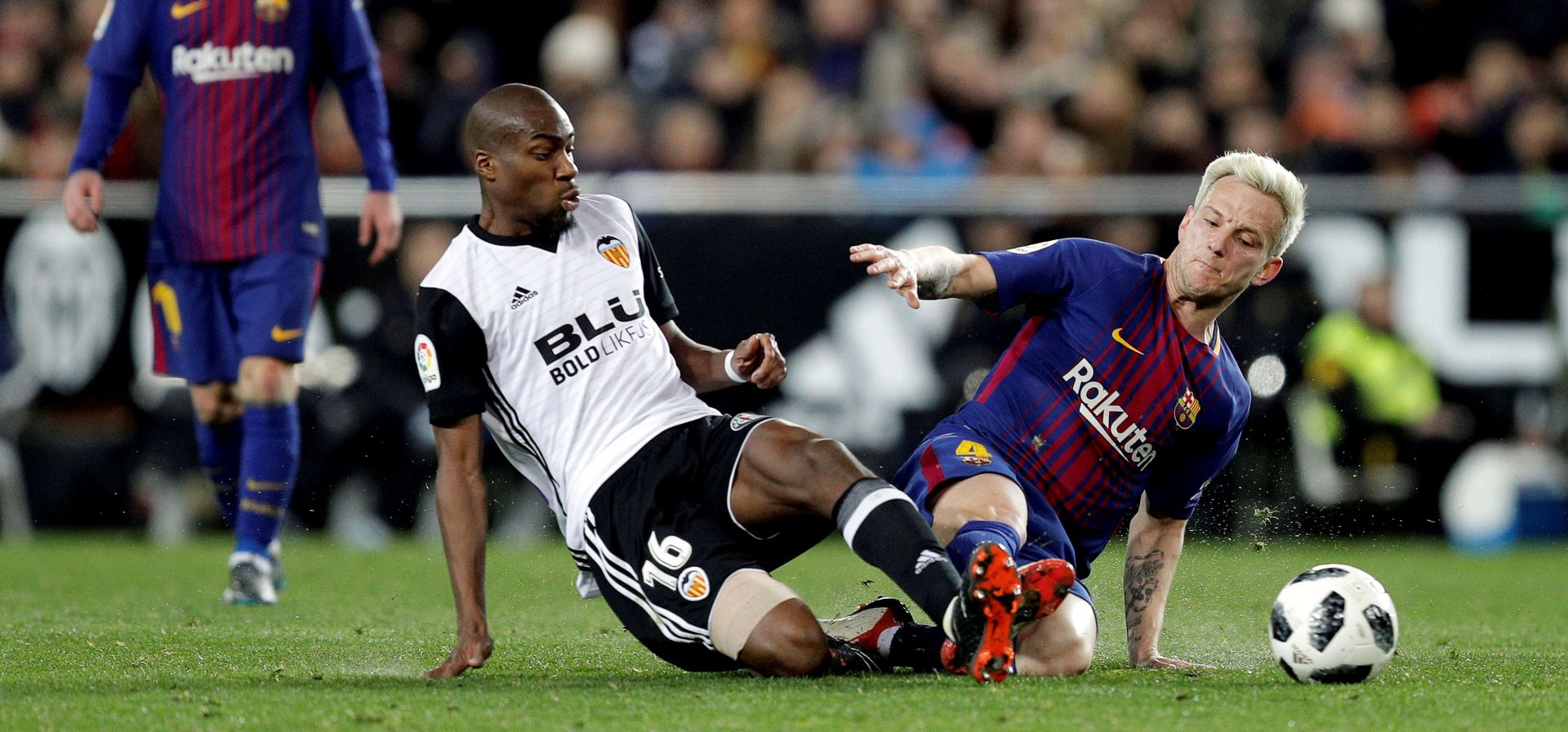 epa06506527 Barcelona's Croatian midfielder Ivan Rakitic (R) vies for the ball against Valencia's French player Geoffrey Kondogbia during the Spanish King's Cup semifinal second leg soccer match at Mestalla stadium, in Valencia, eastern Spain, 08 February 2018.  EPA/Manuel Bruque