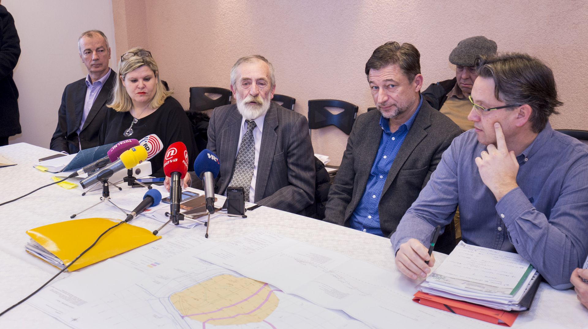 Split, 09.02.2018. - U prostorijama Čistoće Split održan je redoviti tjedni brifing o sanaciji odlagališta otpada Karepovac. Na fotografiji Miroslav Delić, Franjo Plavšić, Mislav Olujić i Arsen Zoran Tonšić.
foto HINA/ Mario Strmotić