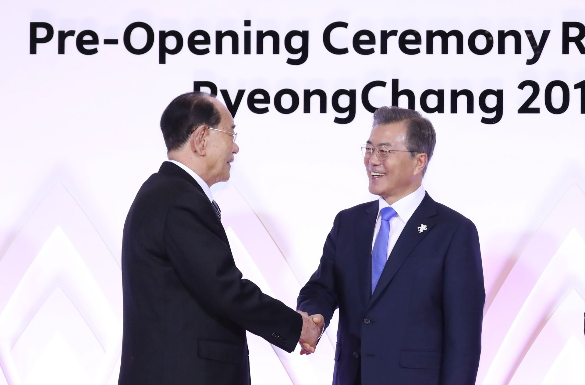 epa06507874 South Korean President Moon Jae-in (R) shakes hands with Kim Yong-nam (L), North Korea's ceremonial head of state, during a reception for foreign delegates to the PyeongChang Winter Olympics in the host town of PyeongChang, South Korea, 09 February 2018.  EPA/YONHAP SOUTH KOREA OUT