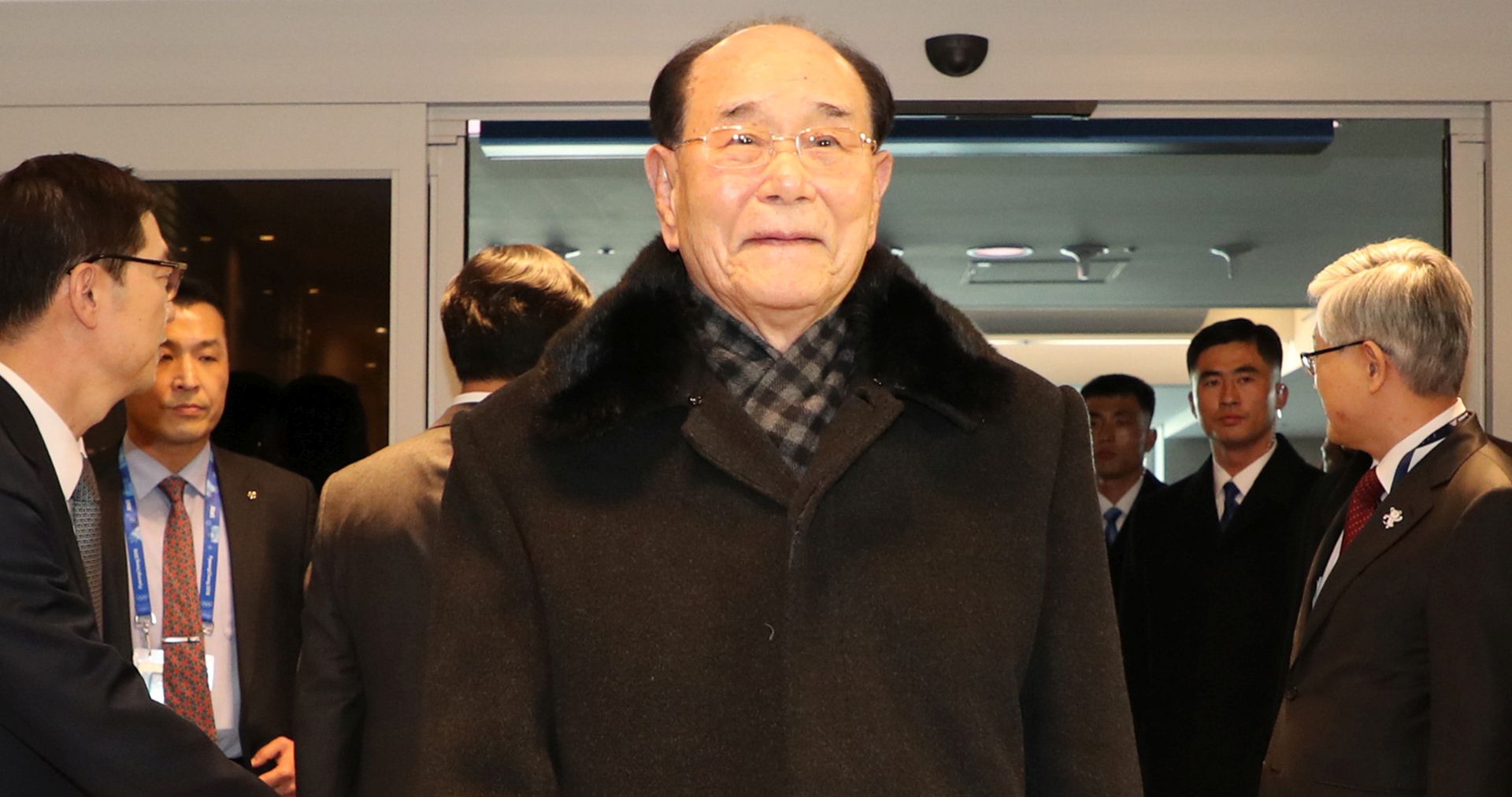 Pjongèang, 09.02.2018 - Formalni ef drave Sjeverne Koreje Kim Yong-nam u zraènoj luci Incheon kod Seula. Yong-nam sa sjevernokorejskim izaslanstvom sudjelovao je na sveèanom otvaranju Zimskih olimpijskih igara u Pjongèangu.
foto HINA/ YONHAP/ ua