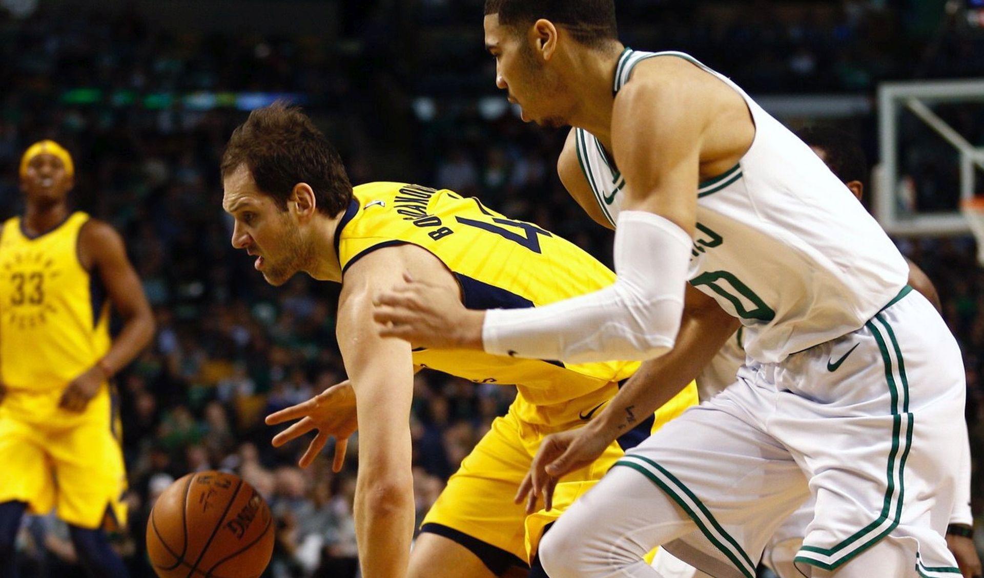 epa06510024 Indiana Pacers forward Bojan Bogdanovic (L) gets past defending Boston Celtics forward Jayson Tatum (R) during the first quarter at TD Garden in Boston, Massachusetts, USA 09 February 2018.  EPA/CJ GUNTHER