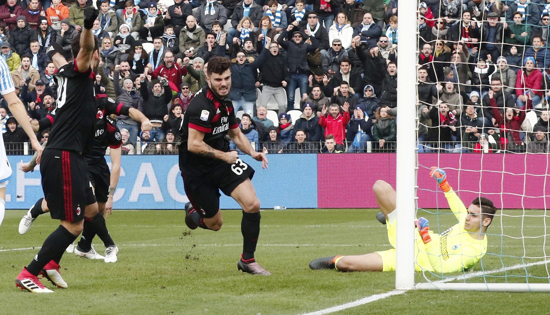epa06511881 Milan's Patrick Cutrone (C) celebrates with teammmates scoring the lead goal during the Italian Serie A soccer match between Spal 2013 and AC Milan in Ferrara, Italy, 10 February 2018.  EPA/Serena Campanini
