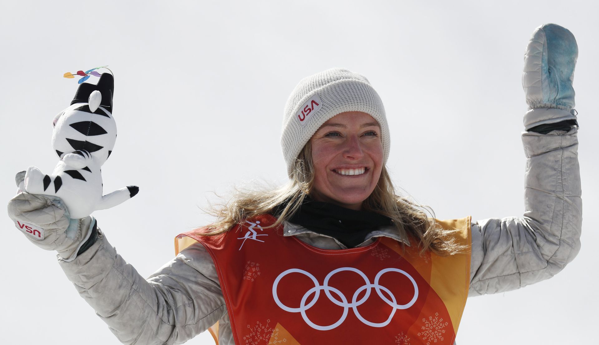 epa06516673 Jamie Anderson of the US celebrates after winning the gold during the Women's Snowboard Slopestyle Final Run at the Bokwang Phoenix Park during the PyeongChang 2018 Olympic Games, South Korea, 12 February 2018.  EPA/SERGEI ILNITSKY