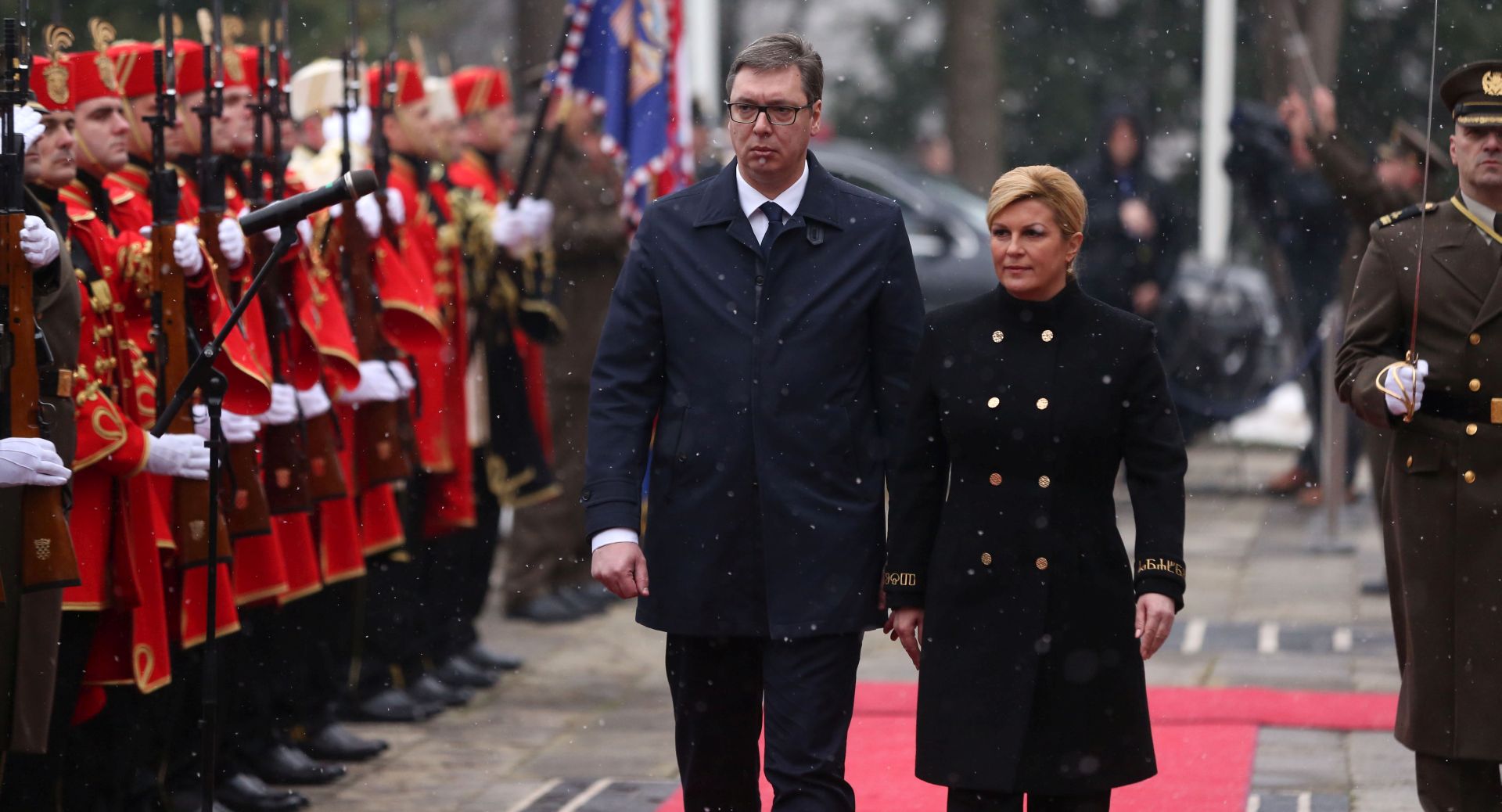 Zagreb, 09.02.2018 - Srbijanski predsjednik Aleksandar Vučić stigao je u ponedjeljak ujutro u dugoočekivani posjet u Hrvatsku. Svečani doček šefu srbijanske države priredila je u svome uredu hrvatska predsjednica Kolinda Grabar-Kitarović koja ga je prošli mjesec pozvala u posjet. Na slici Aleksandar Vučić i Kolinda Grabar-Kitarović. 
foto HINA/ Daniel KASAP/ ua