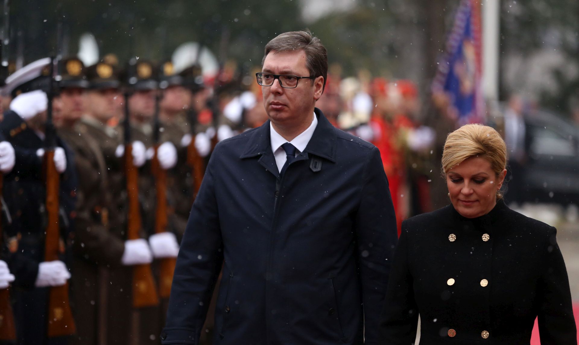 Zagreb, 09.02.2018 - Srbijanski predsjednik Aleksandar Vučić stigao je u ponedjeljak ujutro u dugoočekivani posjet u Hrvatsku. Svečani doček šefu srbijanske države priredila je u svome uredu hrvatska predsjednica Kolinda Grabar-Kitarović koja ga je prošli mjesec pozvala u posjet. Na slici Aleksandar Vučić i Kolinda Grabar-Kitarović. 
foto HINA/ Daniel KASAP/ ua