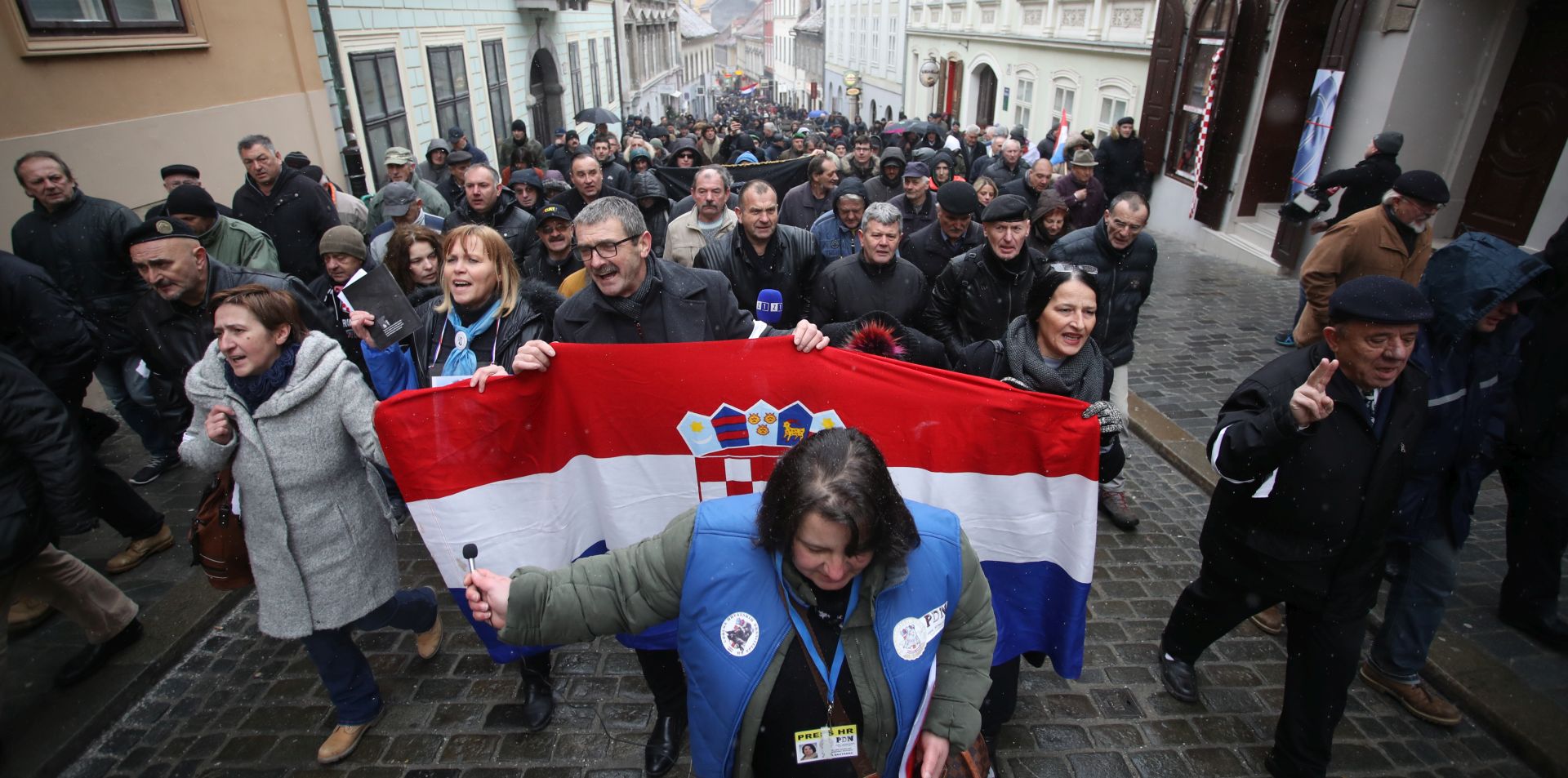 Zagreb, 12.2.2018.- Braniteljske udruge odrale su prosvjedni skup zbog dolaska srbijanskog predsjednika  Aleksandra Vuèiæa u Hrvatsku. Prosvjednici su sa Trga bana Jelaèiæa krenuli Radiæevom ulicom prema Kamenitim vratima.
foto HINA/ Damir SENÈAR/ ua
