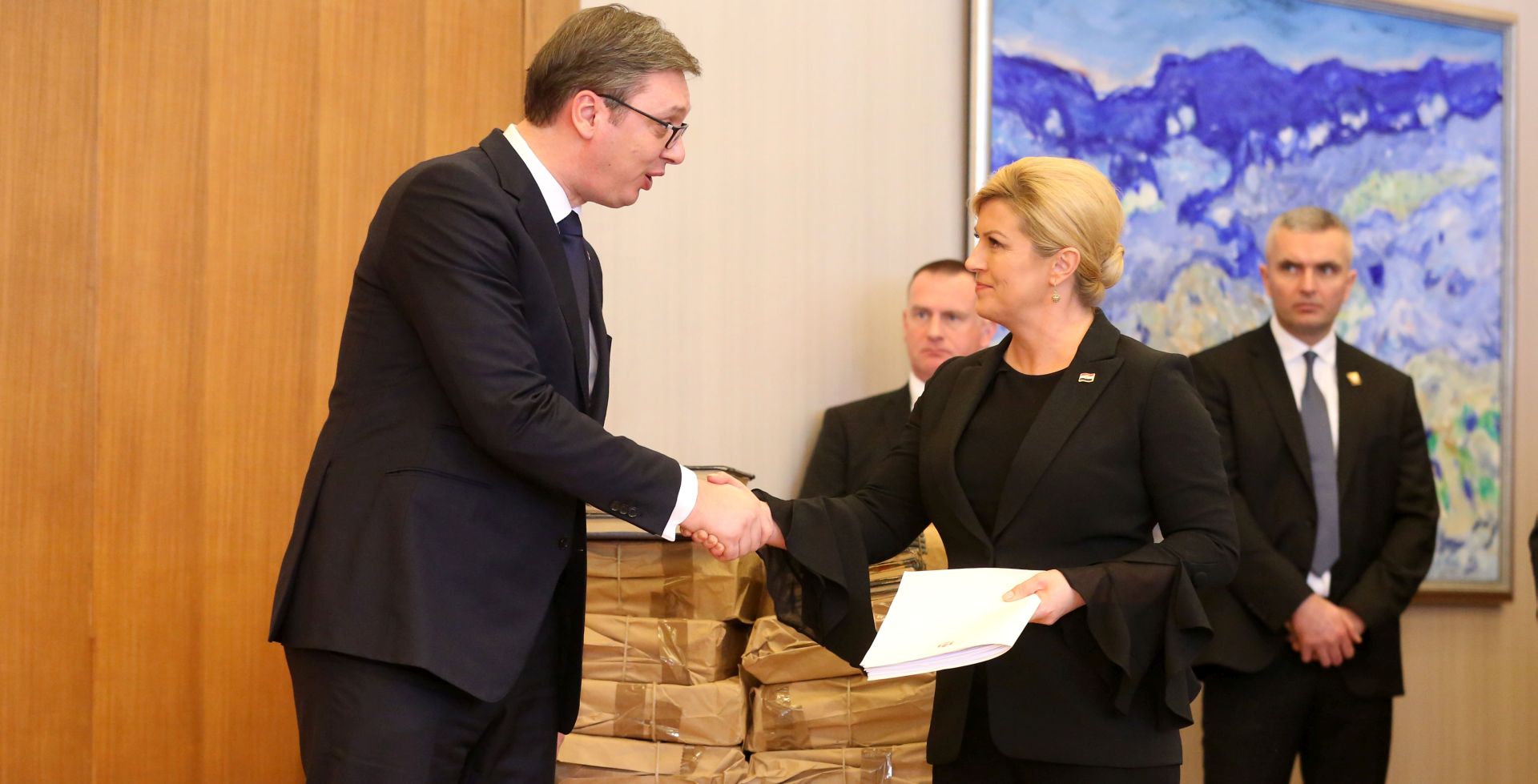 Zagreb, 12.02.2018 - Srbijanski predsjednik Aleksandar Vučić vratio je u ponedjeljak Hrvatskoj dokumente iz Dvora na Uni koji su odneseni u Srbiju nakon  Oluje 1995. Vučić, koji je stigao u posjet Zagrebu, donio je sa sobom matične knjige rođenih, umrlih i vjenčanih iz te općine sa većinskim srpskim stanovništvom na Banovini. Vučić je također izjavio je da je hrvatskim vlastima predao podatke o troje nestalih u ratu 1990-tih u Hrvatskoj. "Donijeli smo tri imena za koja znamo gdje su stradali", rekao je Vučić na zajedničkoj konferenciji za novinare s hrvatskom predsjednicom Kolindom Grabar-Kitarović. Na slici Aleksandar Vučić i Kolinda Grabar-Kitarović. 
foto HINA/ Daniel KASAP/ ua