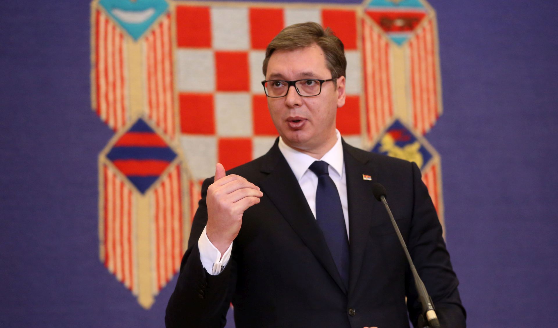 Zagreb, 12.02.2018 - Srbijanski predsjednik Aleksandar Vučić vratio je u ponedjeljak Hrvatskoj dokumente iz Dvora na Uni koji su odneseni u Srbiju nakon  Oluje 1995. Vučić, koji je stigao u posjet Zagrebu, donio je sa sobom matične knjige rođenih, umrlih i vjenčanih iz te općine sa većinskim srpskim stanovništvom na Banovini. Vučić je također izjavio je da je hrvatskim vlastima predao podatke o troje nestalih u ratu 1990-tih u Hrvatskoj. "Donijeli smo tri imena za koja znamo gdje su stradali", rekao je Vučić na zajedničkoj konferenciji za novinare s hrvatskom predsjednicom Kolindom Grabar-Kitarović. Na slici Aleksandar Vučić. 
foto HINA/ Daniel KASAP/ ua