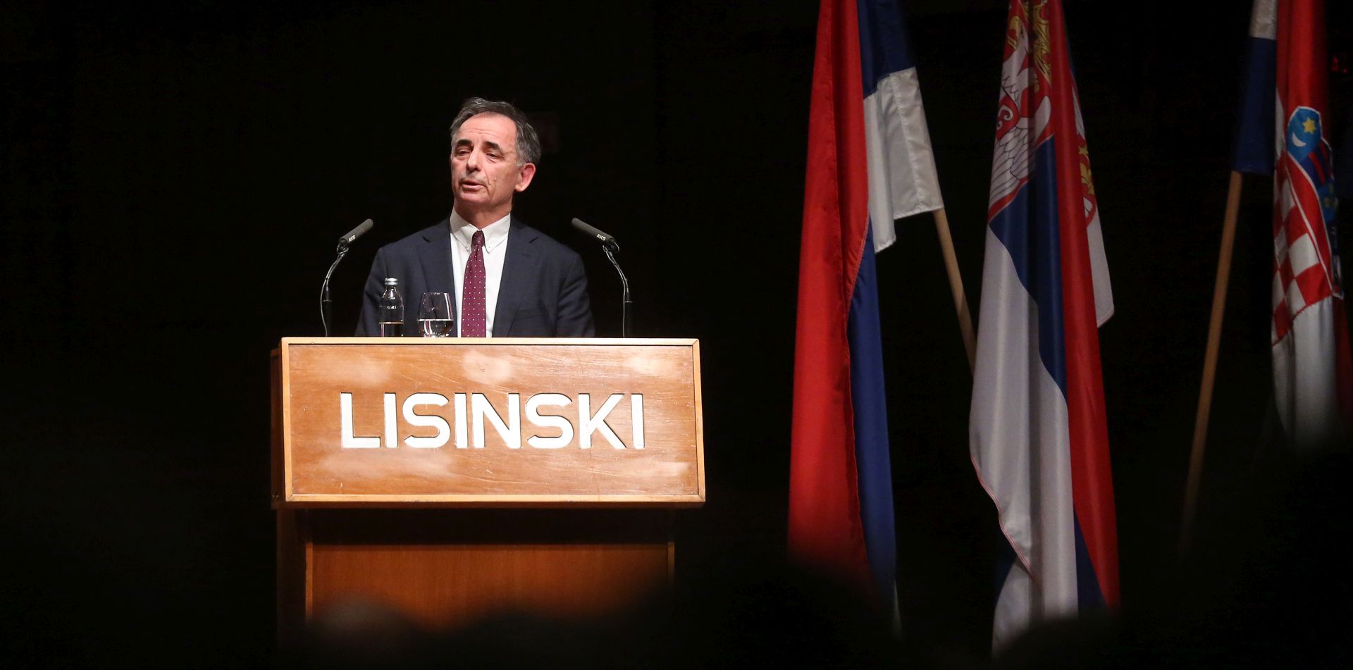 Zagreb, 13.02.2018 - Predsjednik Republike Srbije Aleksandar Vuèiæ i predsjednica Republike Hrvatske Kolinda Grabar-Kitaroviæ nazoèili su skuptini Srpskog narodnog vijeæa u koncertnoj dvorani Vatroslav Lisinski. Na fotografiji Milorad Pupovac.
foto HINA/ Denis CERIÆ /dc