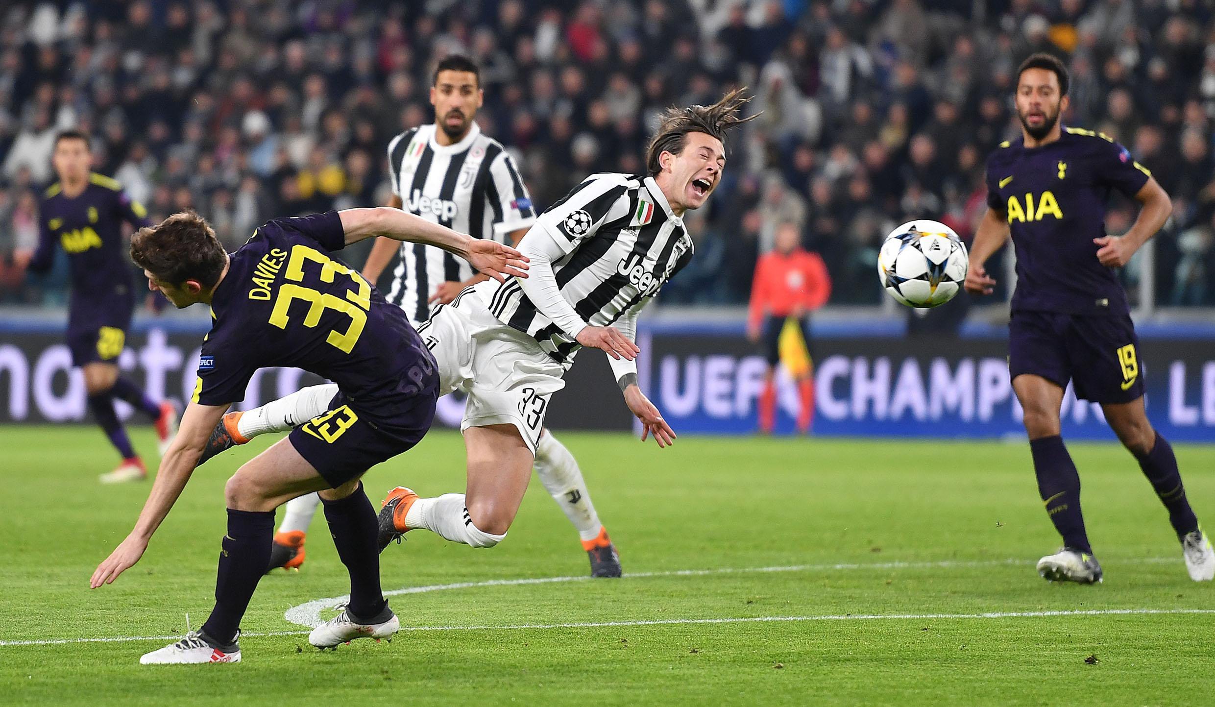 epa06522391 Tottenham's Ben Davies (L) tackles Juventus' Federico Bernardeschi (C) during the UEFA Champions League round of 16 first leg soccer match between Juventus FC and Tottenham Hotspur at the Allianz Stadium in Turin, Italy, 13 February 2018.  EPA/ALESSANDRO DI MARCO