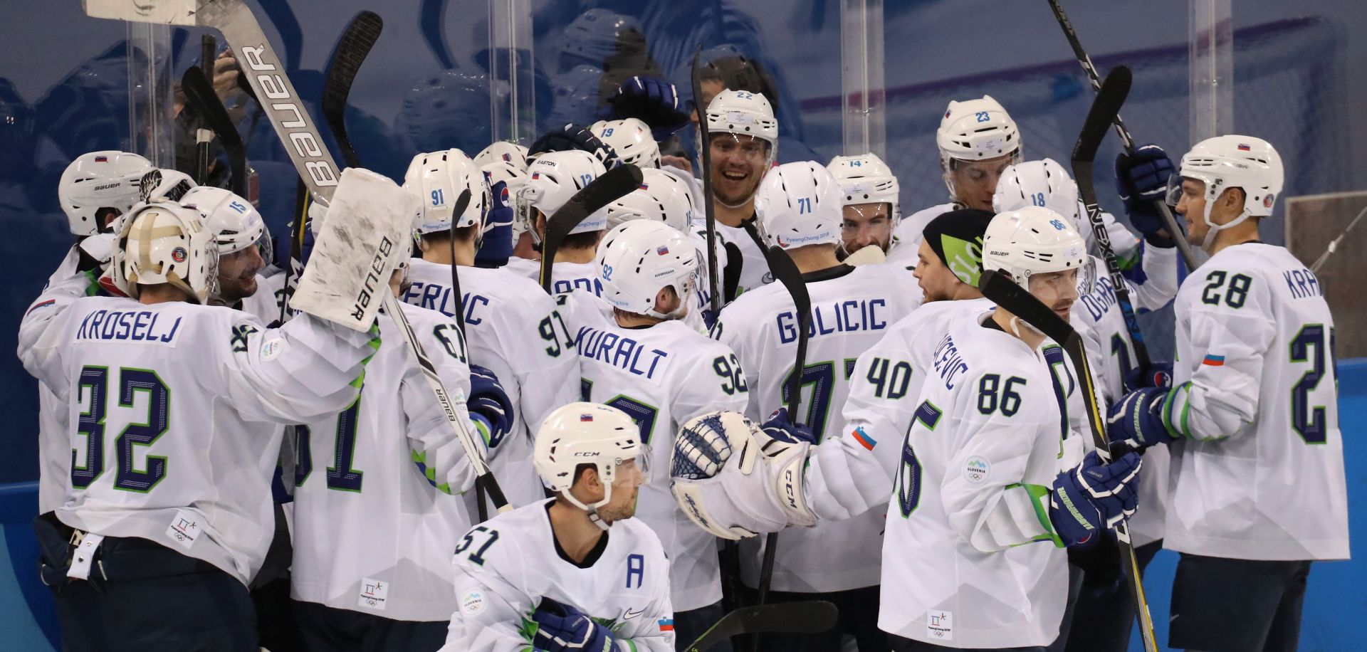 epa06524821 Slovenia players celebrate after defeating USA in overtime during a preliminary Men's Ice Hockey match between USA and Slovenia at the Kwandong  Hockey Centre during the PyeongChang Winter Olympic Games 2018, in Gangneung, South Korea, 14 February 2018.  EPA/JAVIER ETXEZARRETA